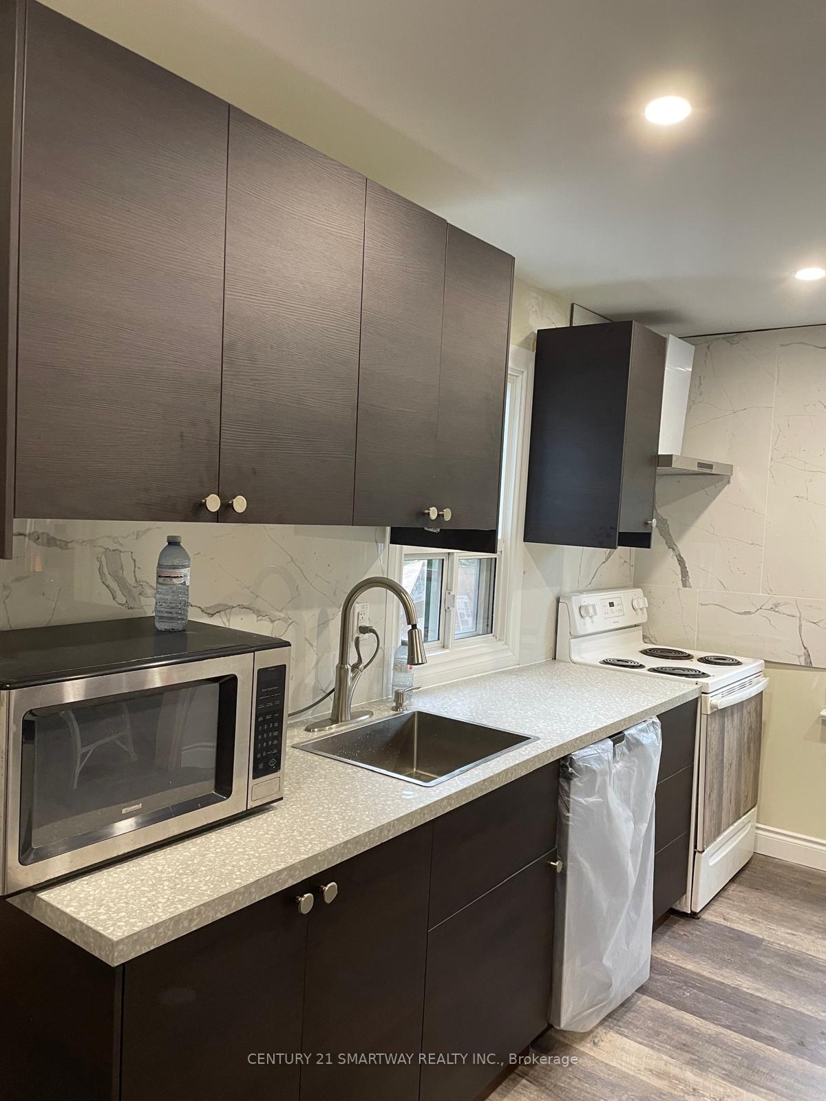 Photo 3 of 4528 Longmoor Drive, Burlington, Shoreacres — HOMEH