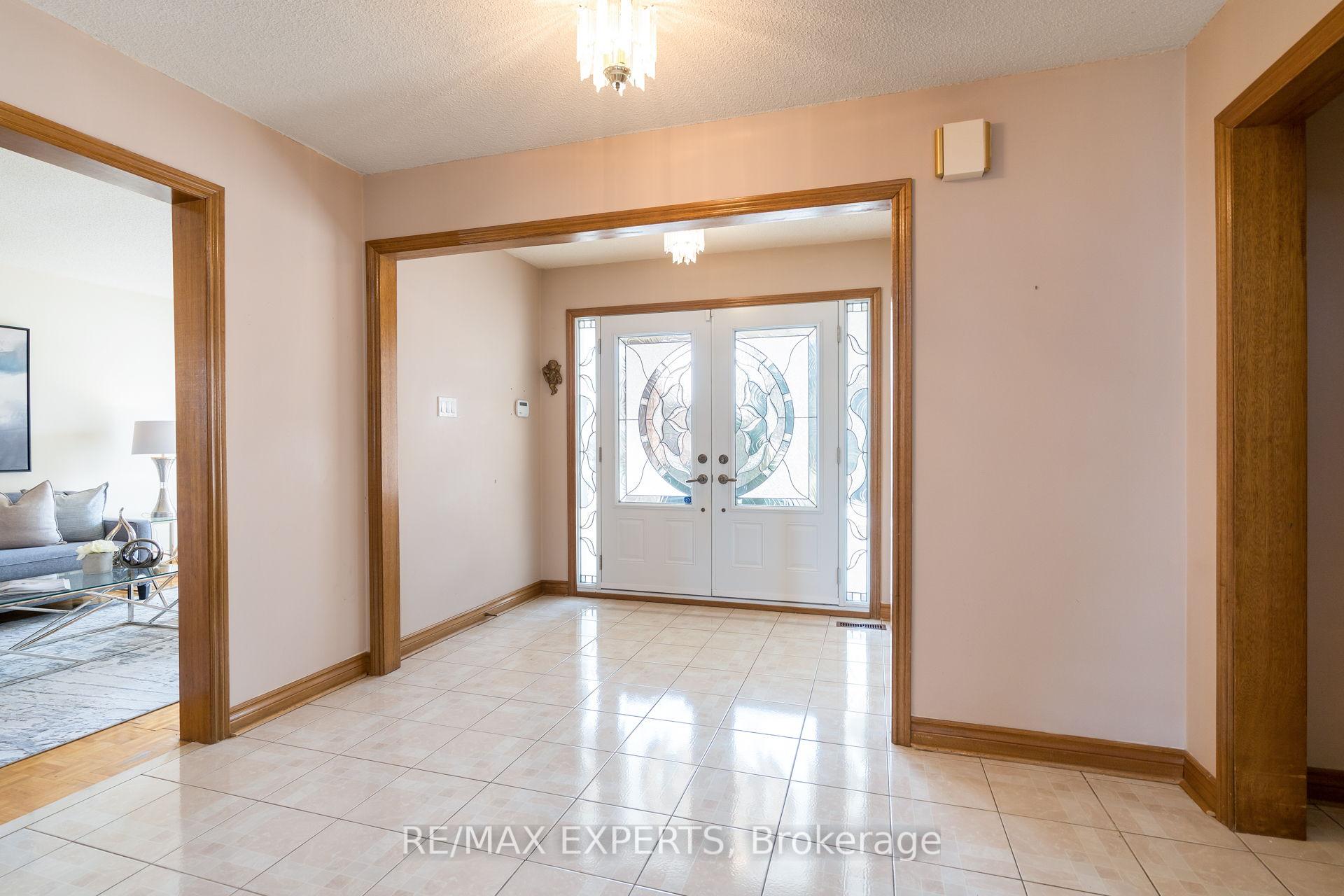 Photo 3 of 5 Cabaletta Crescent, Vaughan, West Woodbridge — HOMEH