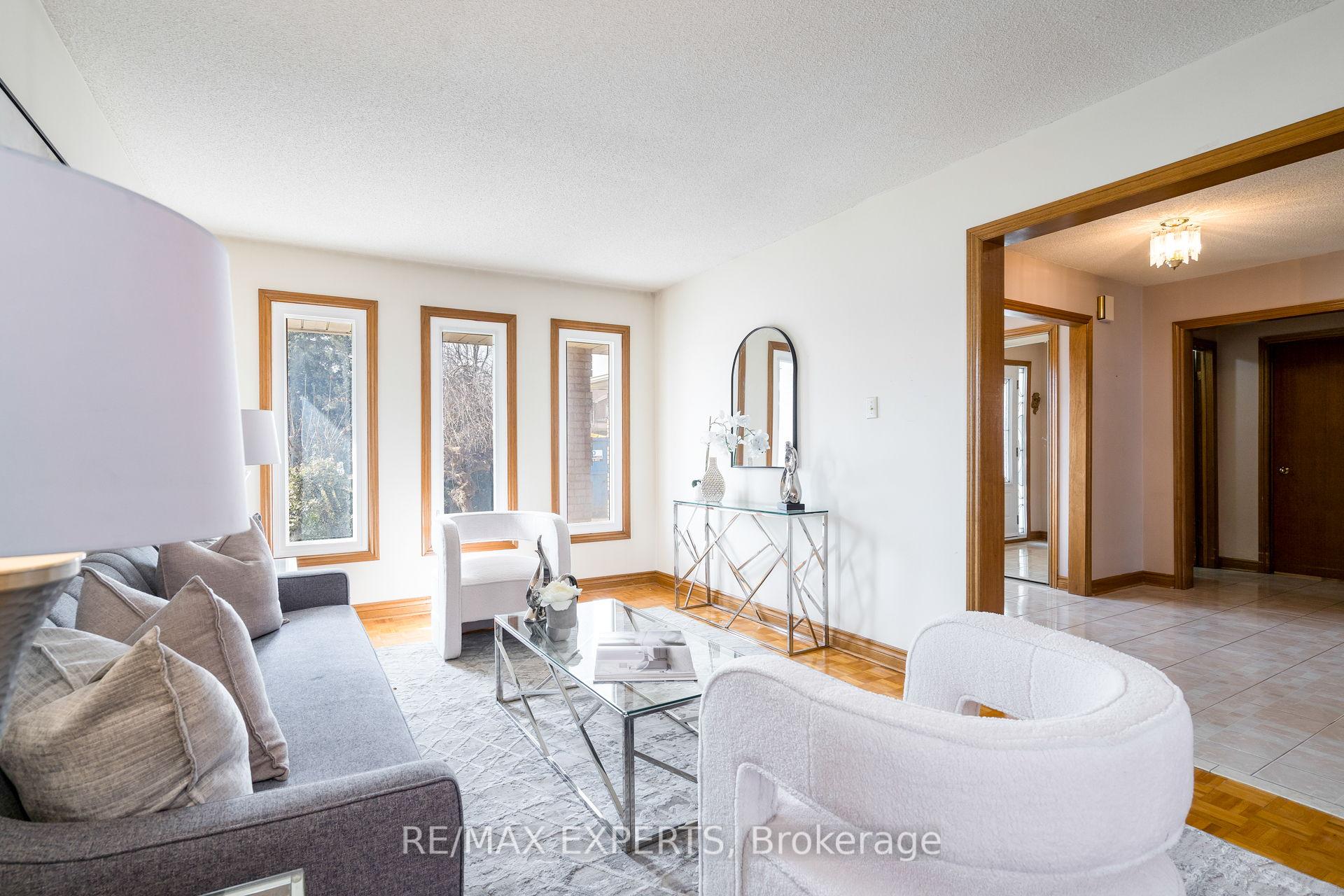 Photo 6 of 5 Cabaletta Crescent, Vaughan, West Woodbridge — HOMEH