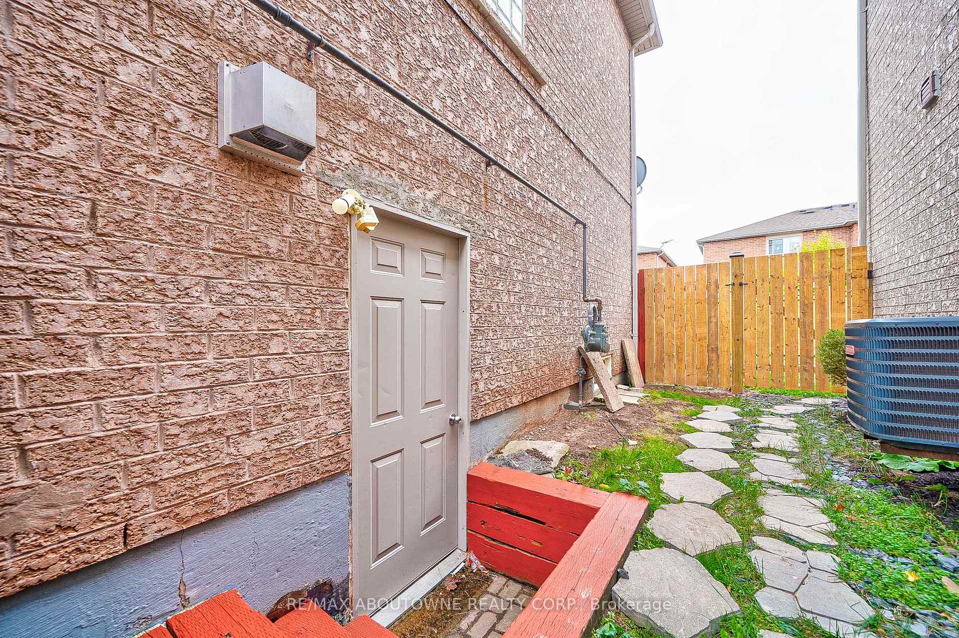 Photo 36 of 556 Delphine Drive, Burlington, Appleby — HOMEH