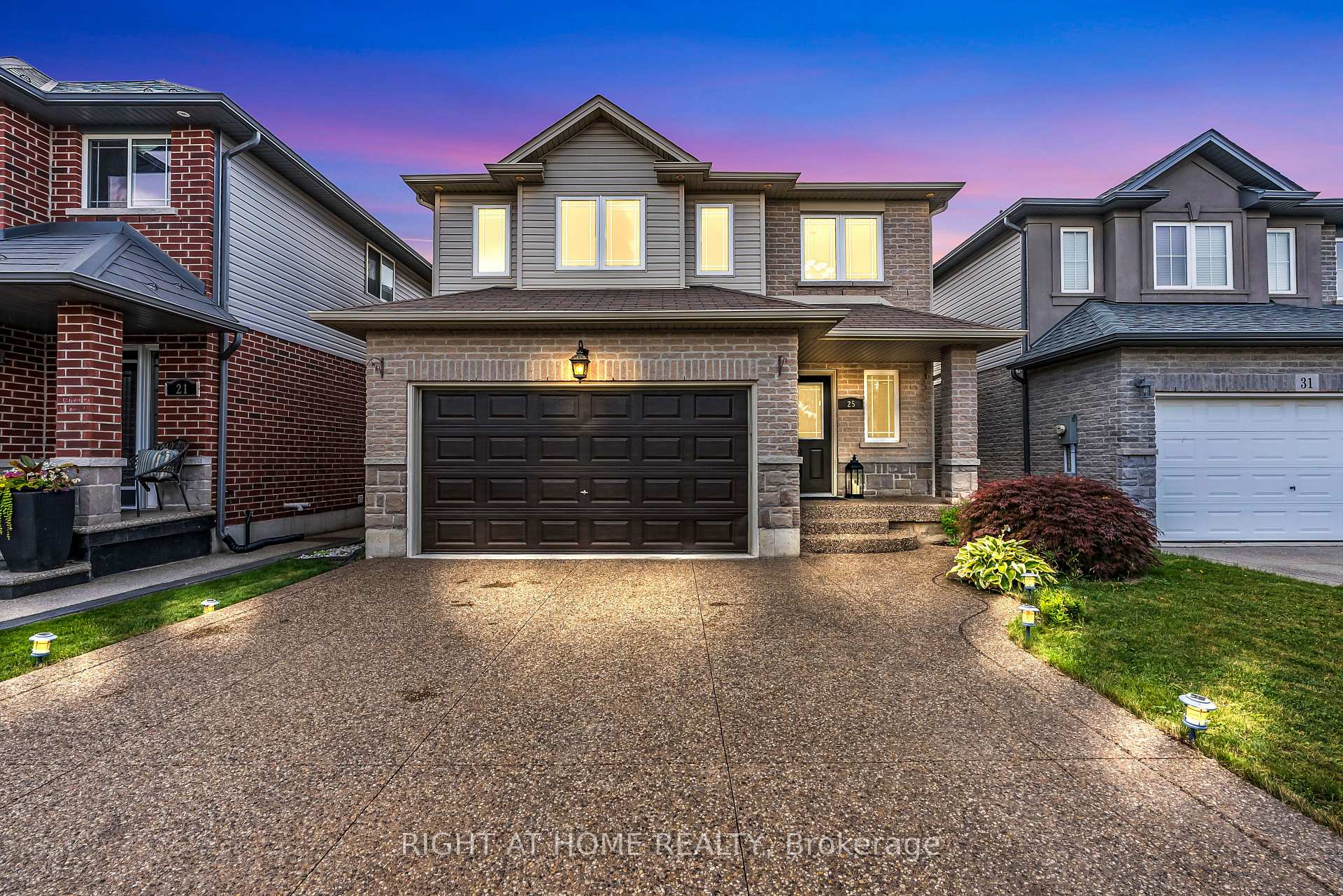 Photo 1 of 25 Stoneglen Way, Hamilton, Mount Hope — HOMEH