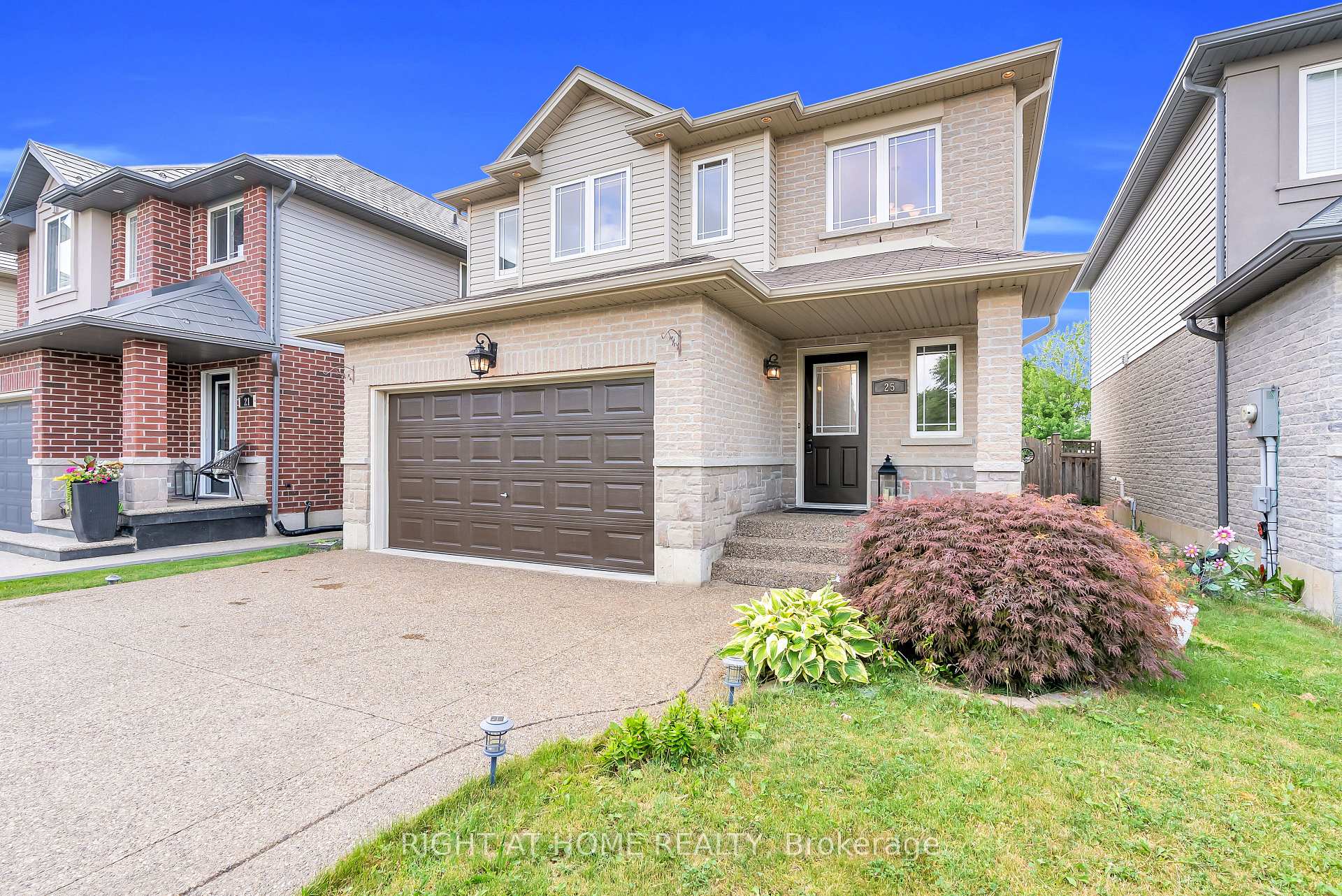 Photo 2 of 25 Stoneglen Way, Hamilton, Mount Hope — HOMEH