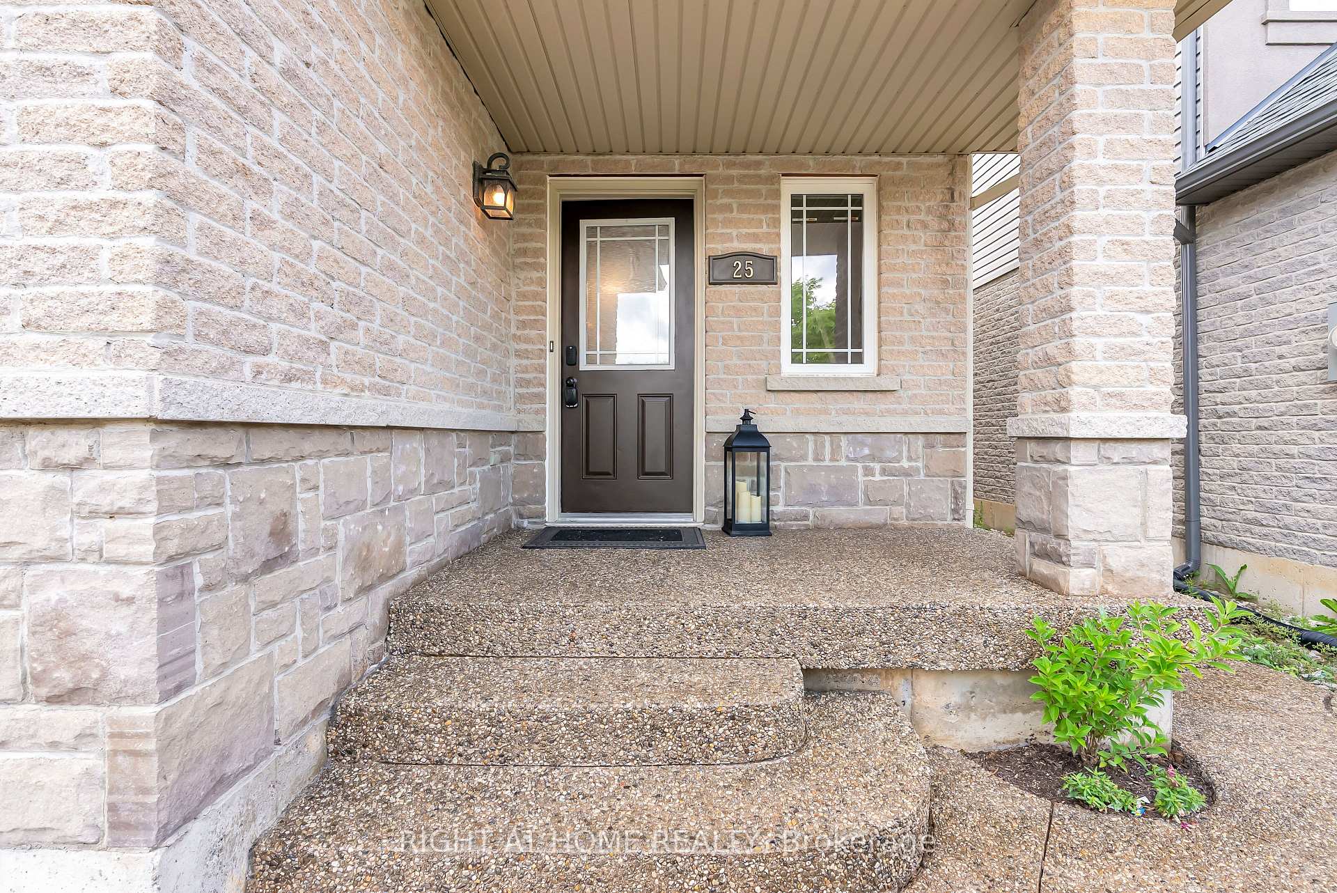 Photo 3 of 25 Stoneglen Way, Hamilton, Mount Hope — HOMEH