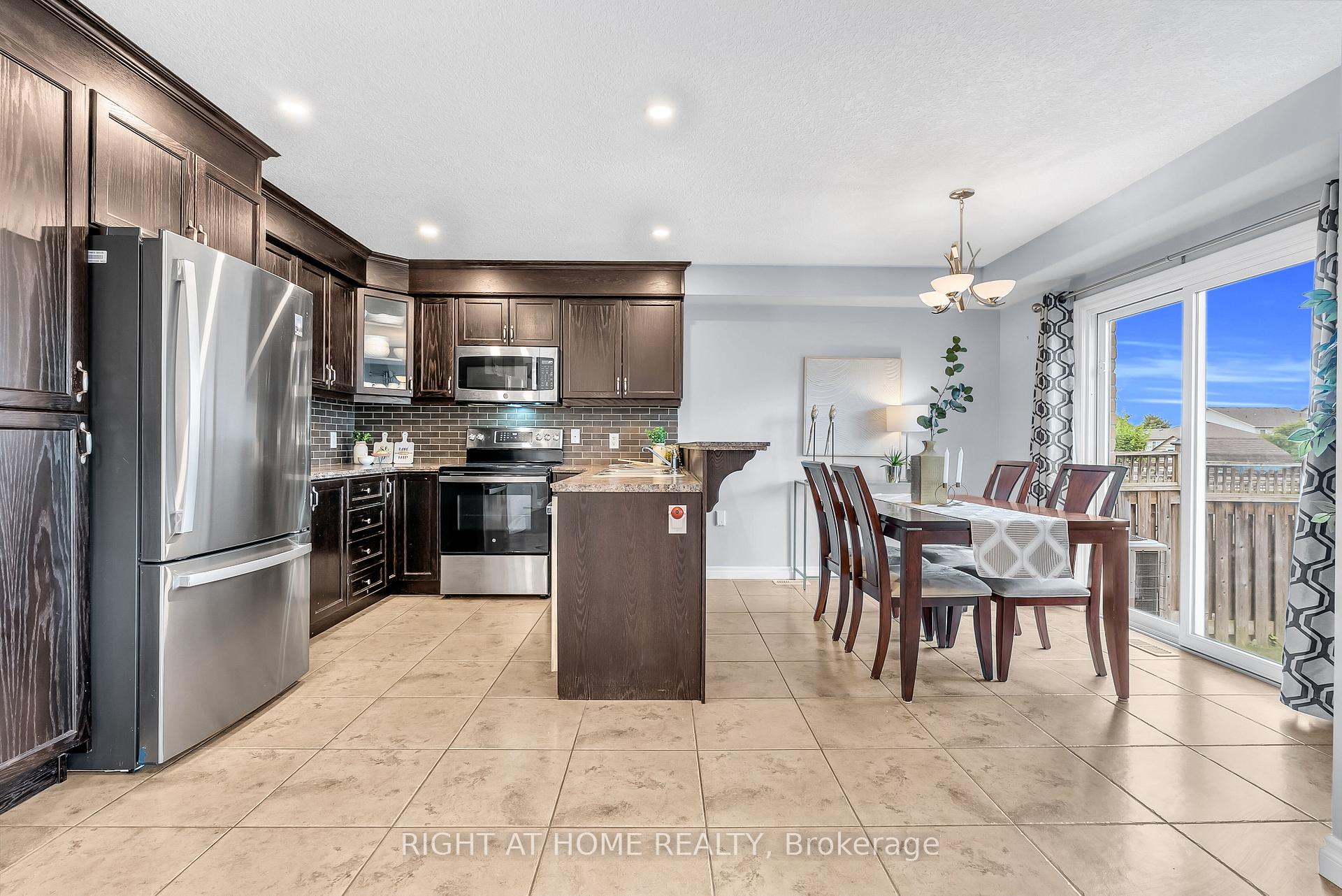 Photo 12 of 25 Stoneglen Way, Hamilton, Mount Hope — HOMEH