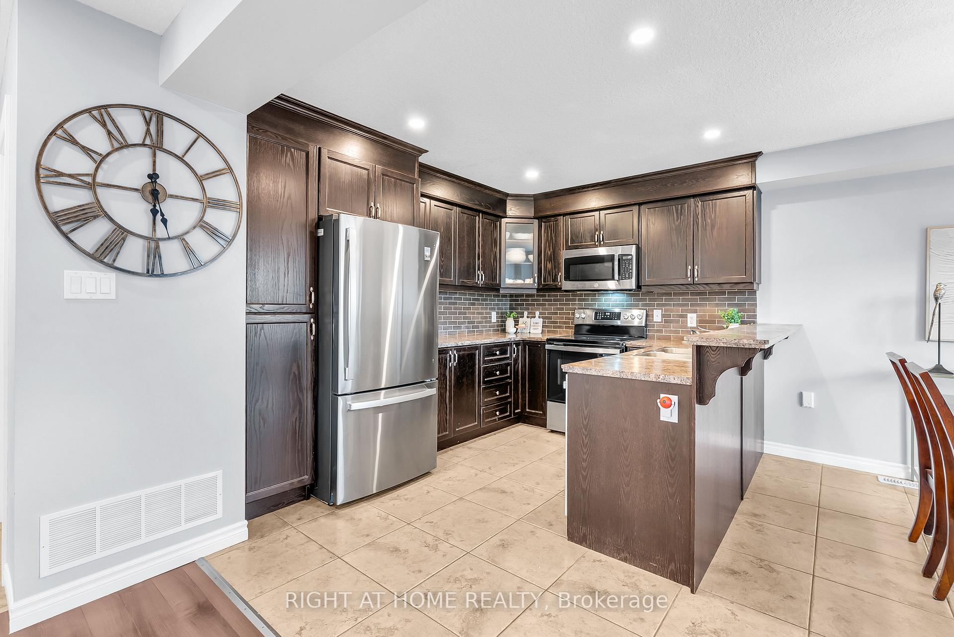 Photo 13 of 25 Stoneglen Way, Hamilton, Mount Hope — HOMEH