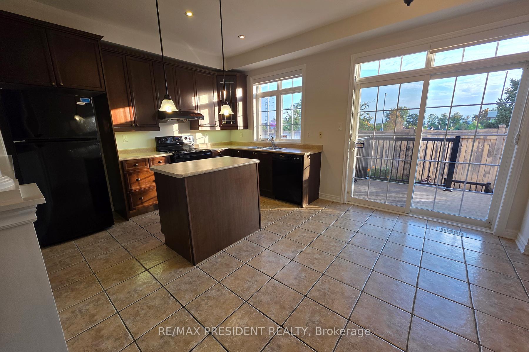 Photo 10 of 101 Royal Vista Road, Brampton, Bram West — HOMEH