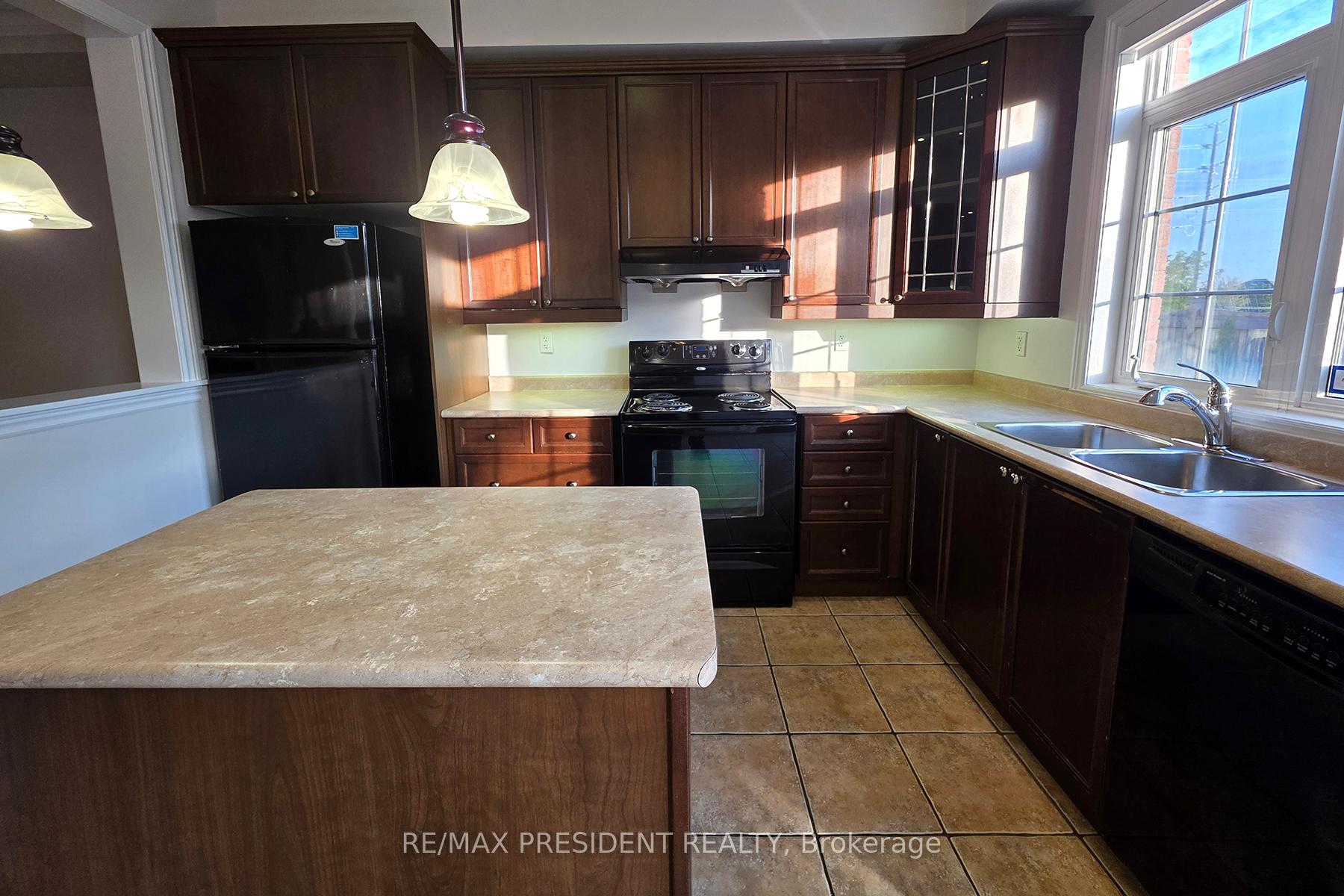 Photo 12 of 101 Royal Vista Road, Brampton, Bram West — HOMEH