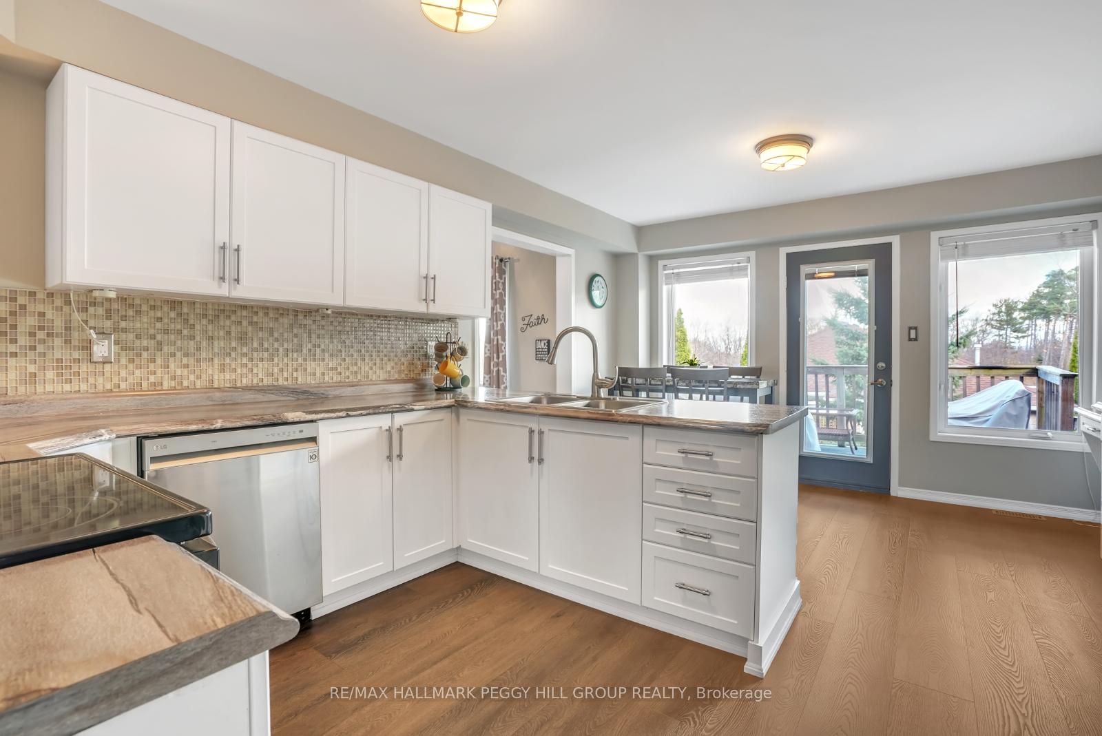 Photo 4 of 16 Todd Drive, Barrie, Bayshore — HOMEH