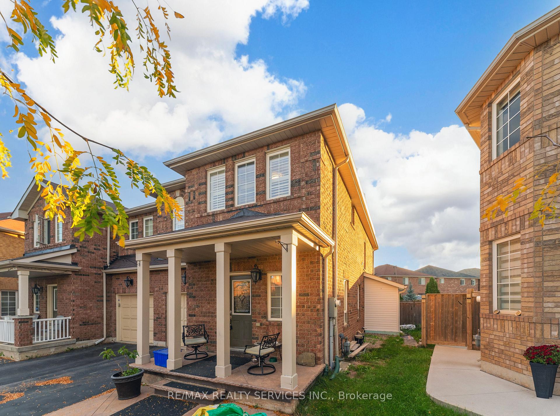 Photo 2 of 12 Commodore Drive, Brampton, Credit Valley — HOMEH
