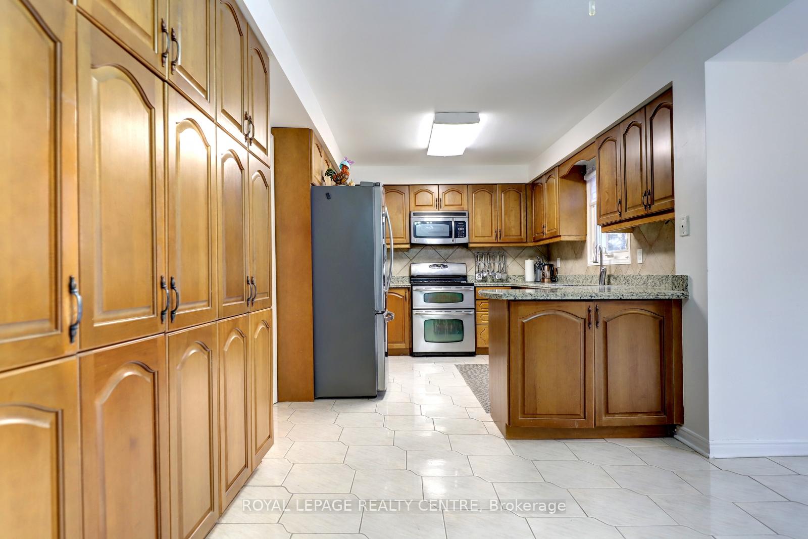 Photo 11 of 3200 Hazelwood Avenue, Burlington, Headon — HOMEH
