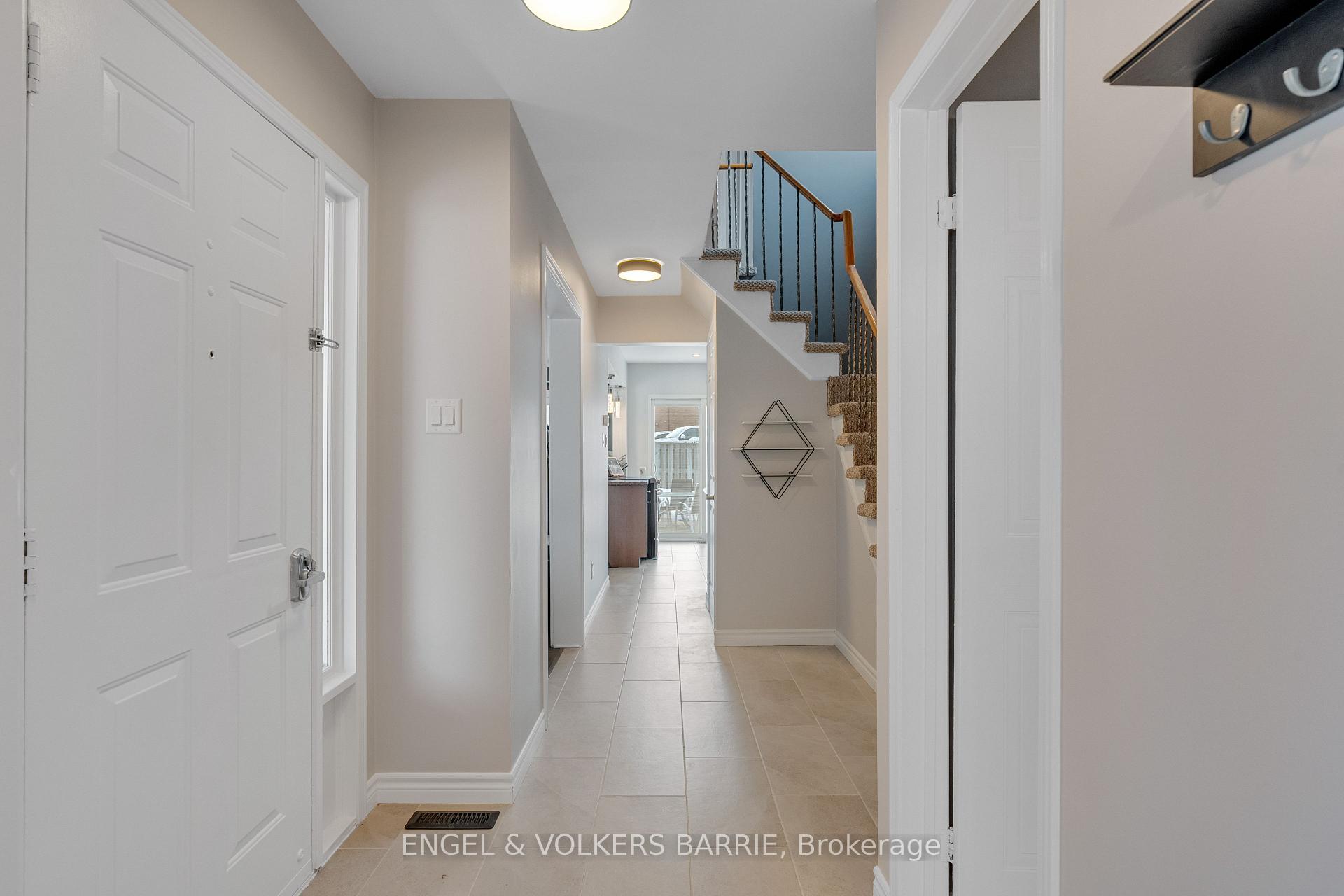 Photo 3 of 30 Garden Drive, Barrie, Allandale Heights — HOMEH