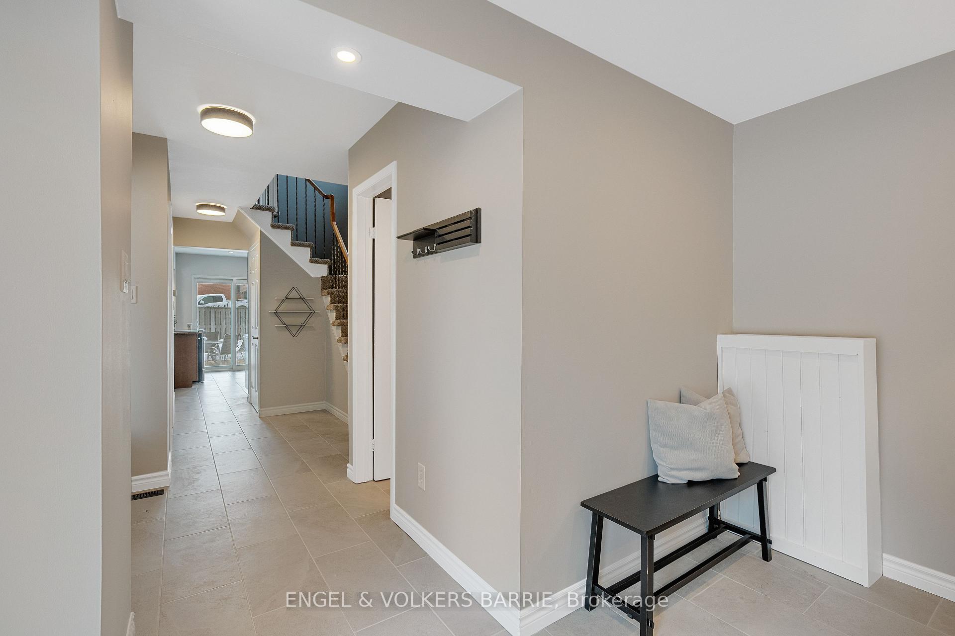Photo 5 of 30 Garden Drive, Barrie, Allandale Heights — HOMEH