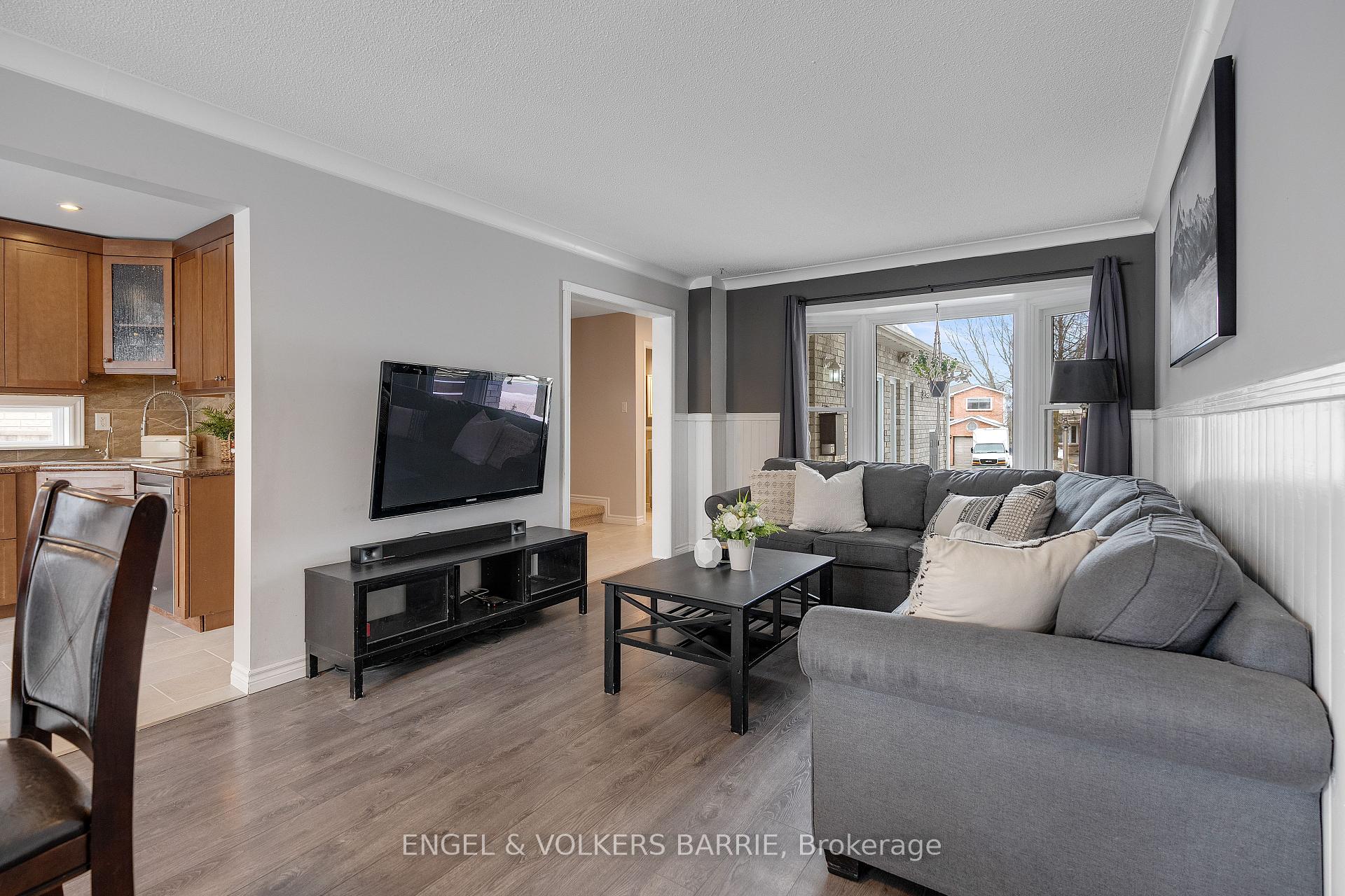 Photo 7 of 30 Garden Drive, Barrie, Allandale Heights — HOMEH