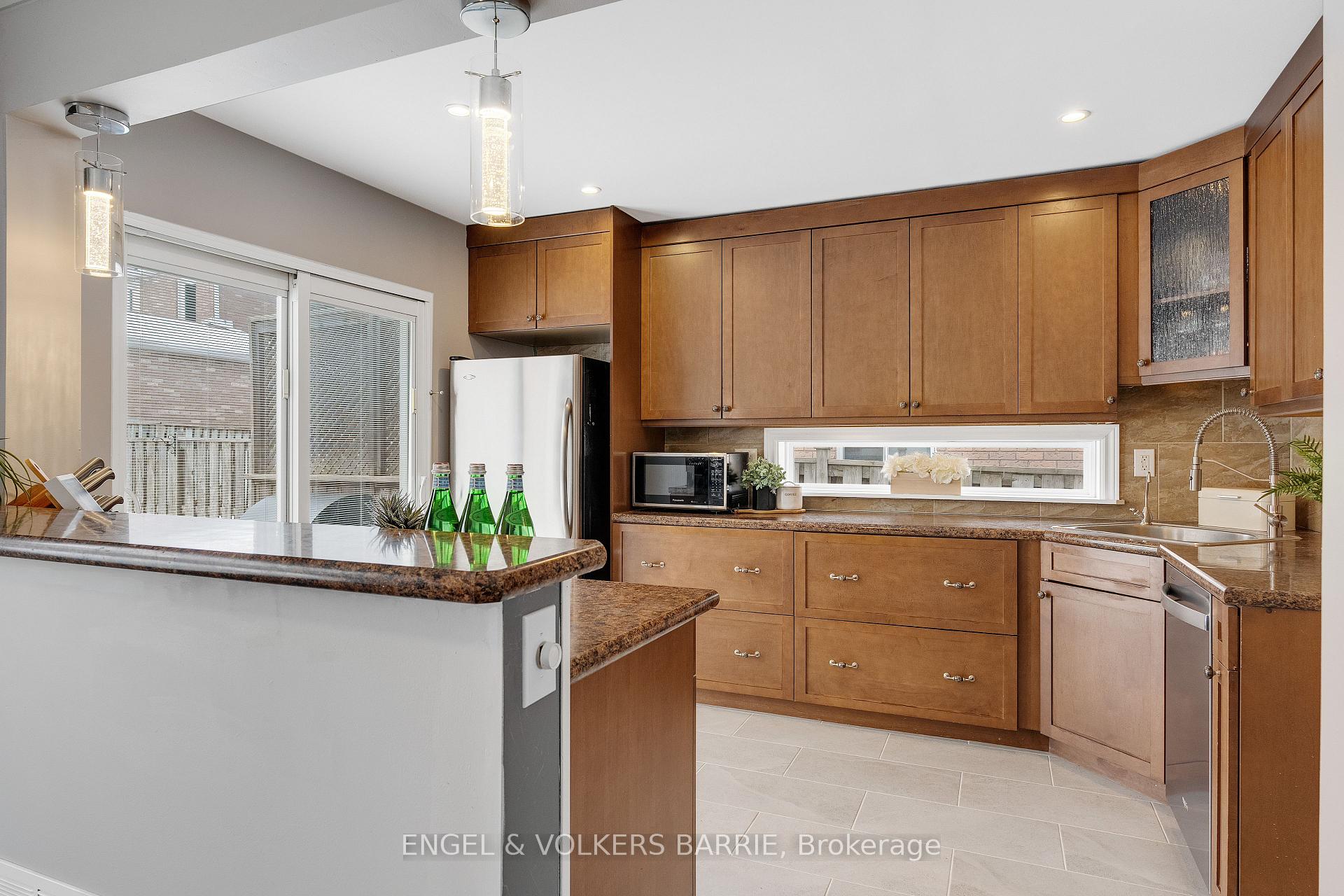 Photo 9 of 30 Garden Drive, Barrie, Allandale Heights — HOMEH