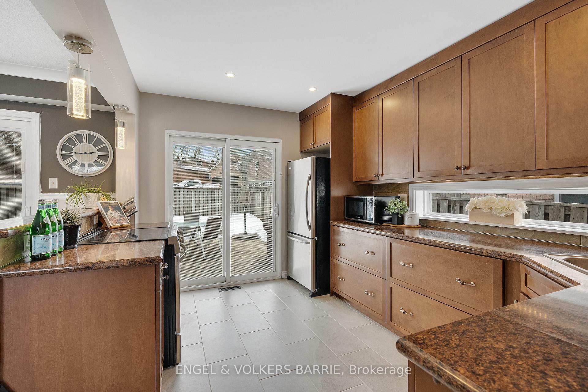 Photo 10 of 30 Garden Drive, Barrie, Allandale Heights — HOMEH