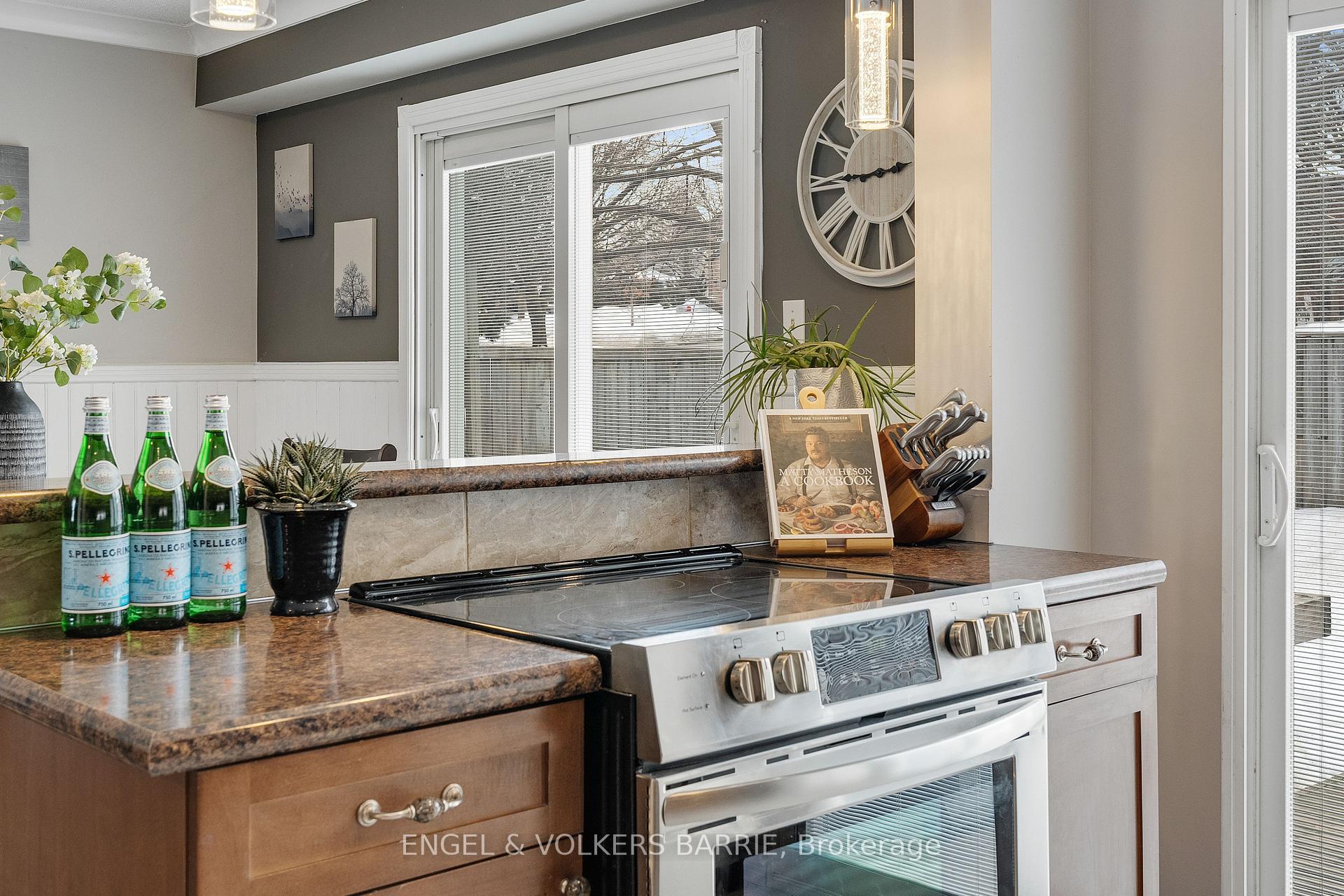 Photo 11 of 30 Garden Drive, Barrie, Allandale Heights — HOMEH