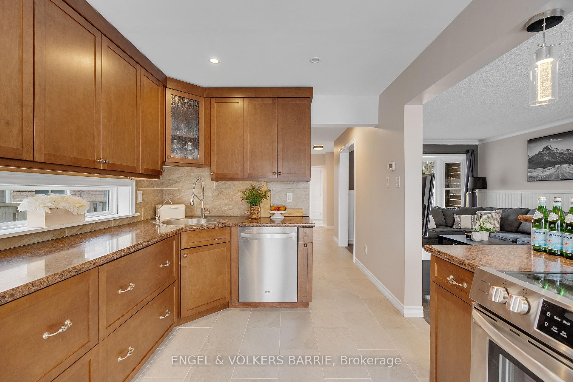 Photo 12 of 30 Garden Drive, Barrie, Allandale Heights — HOMEH