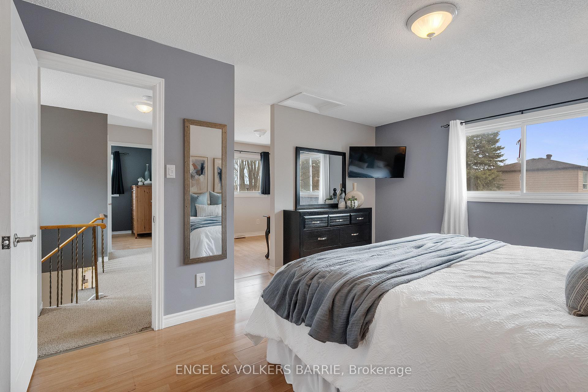 Photo 18 of 30 Garden Drive, Barrie, Allandale Heights — HOMEH