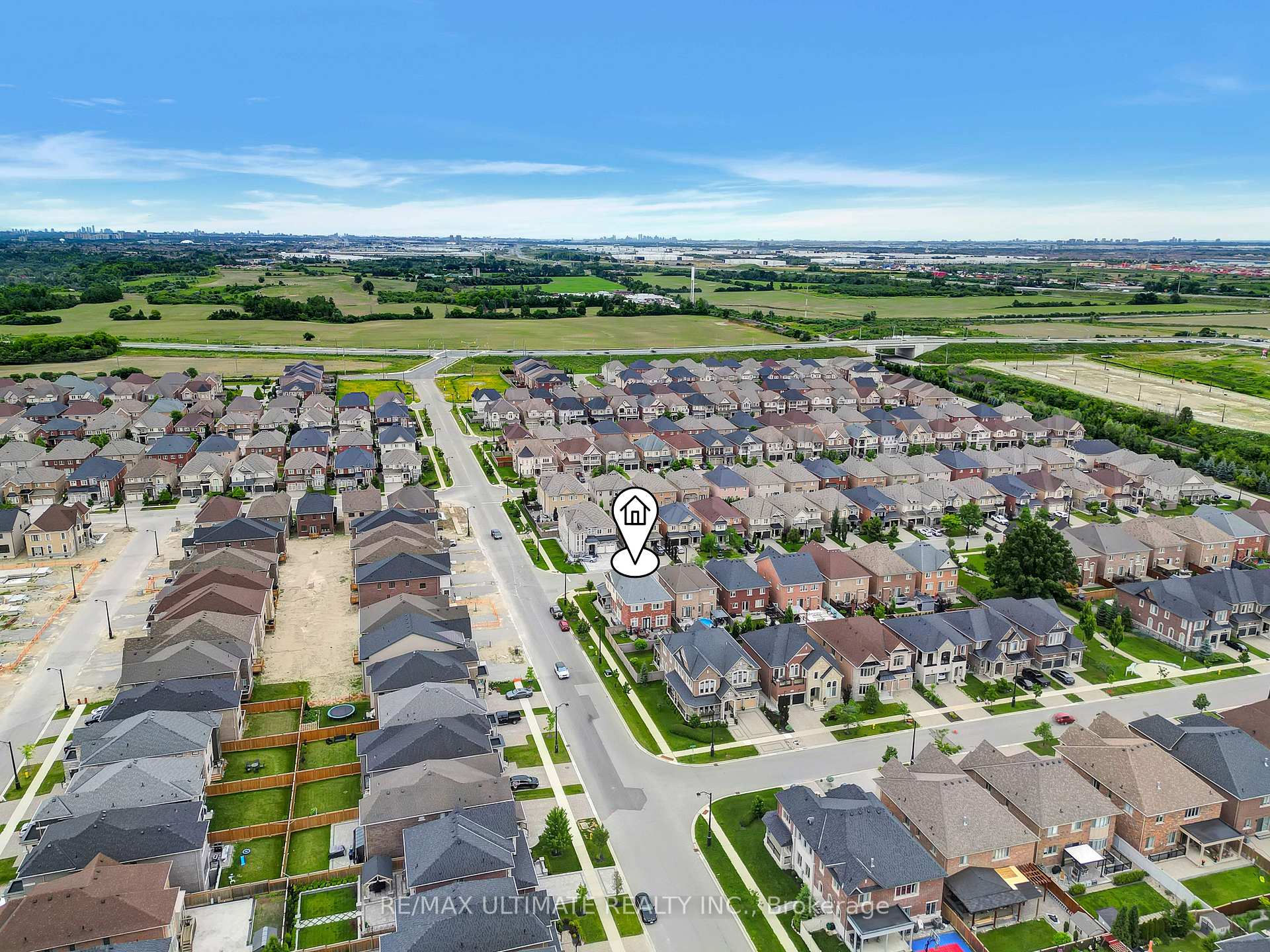 Photo 3 of 143 Dunrobin Crescent, Vaughan, Kleinburg — HOMEH