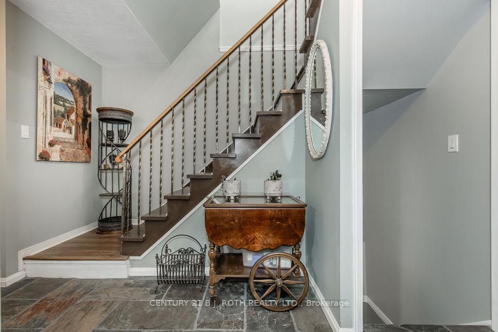 Photo 8 of 71 Garden Drive, Barrie, Allandale Heights — HOMEH