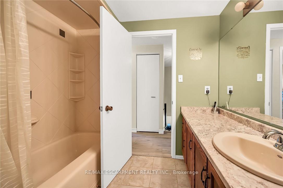 Photo 29 of 71 Kennard Street, Hamilton, Stoney Creek Mountain — HOMEH