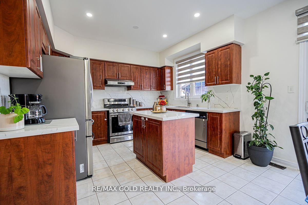 Photo 10 of 17 Yellow Pine Road, Brampton, Bram East — HOMEH