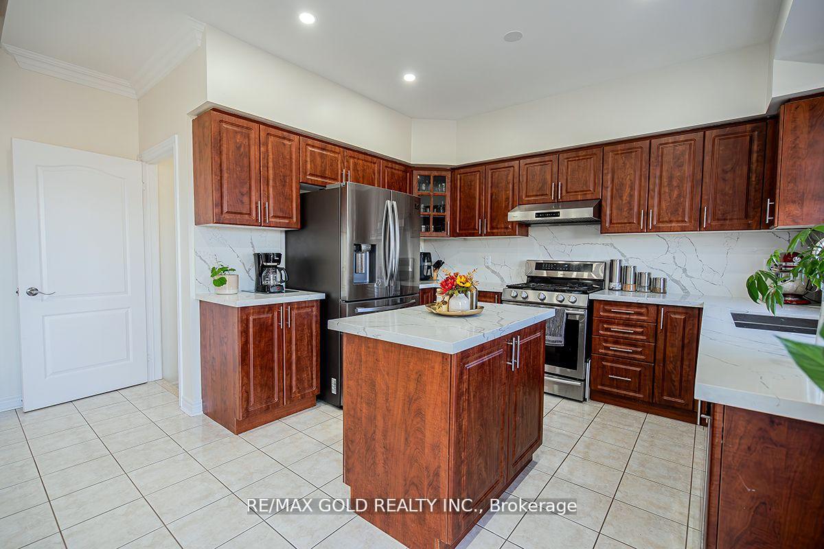 Photo 11 of 17 Yellow Pine Road, Brampton, Bram East — HOMEH