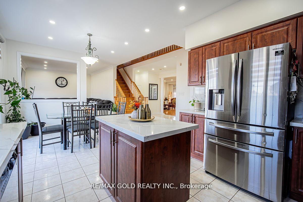 Photo 12 of 17 Yellow Pine Road, Brampton, Bram East — HOMEH