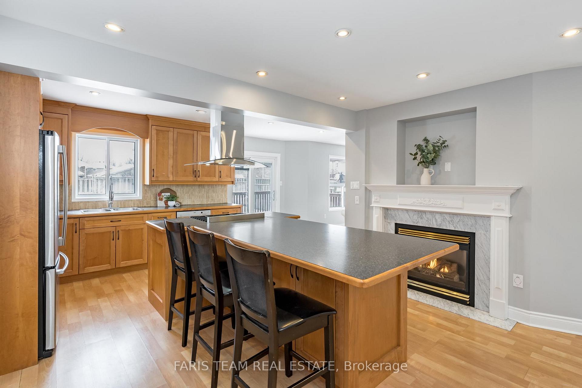 Photo 2 of 61 Taylor Drive, Barrie, Bayshore — HOMEH