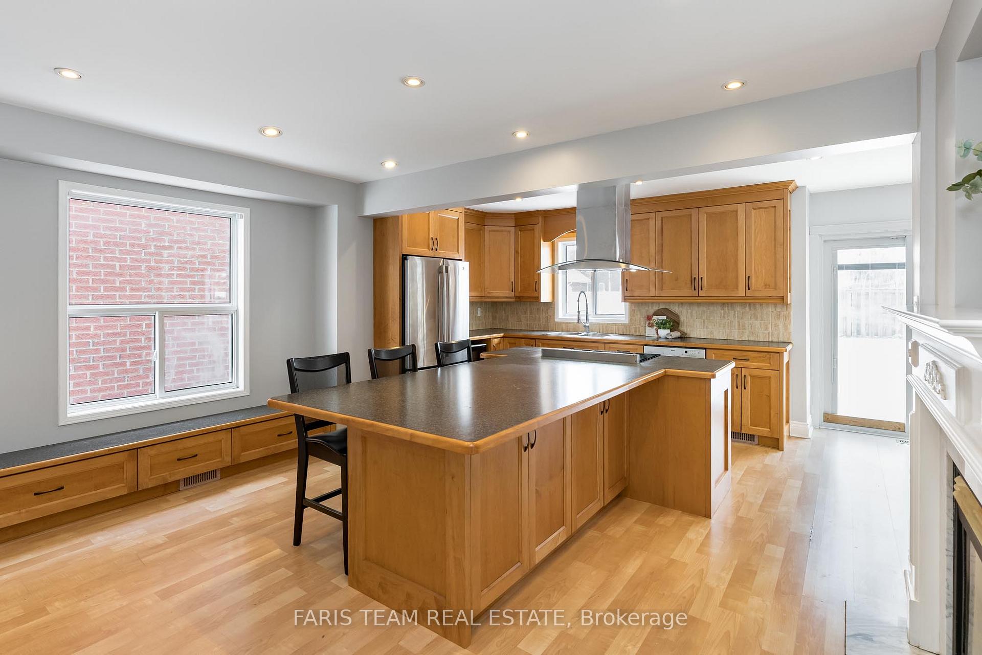 Photo 3 of 61 Taylor Drive, Barrie, Bayshore — HOMEH