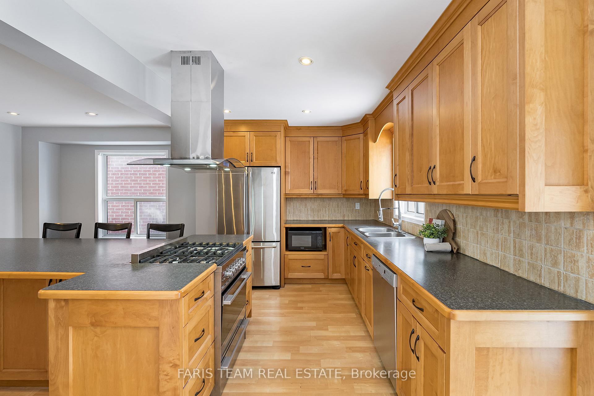Photo 4 of 61 Taylor Drive, Barrie, Bayshore — HOMEH