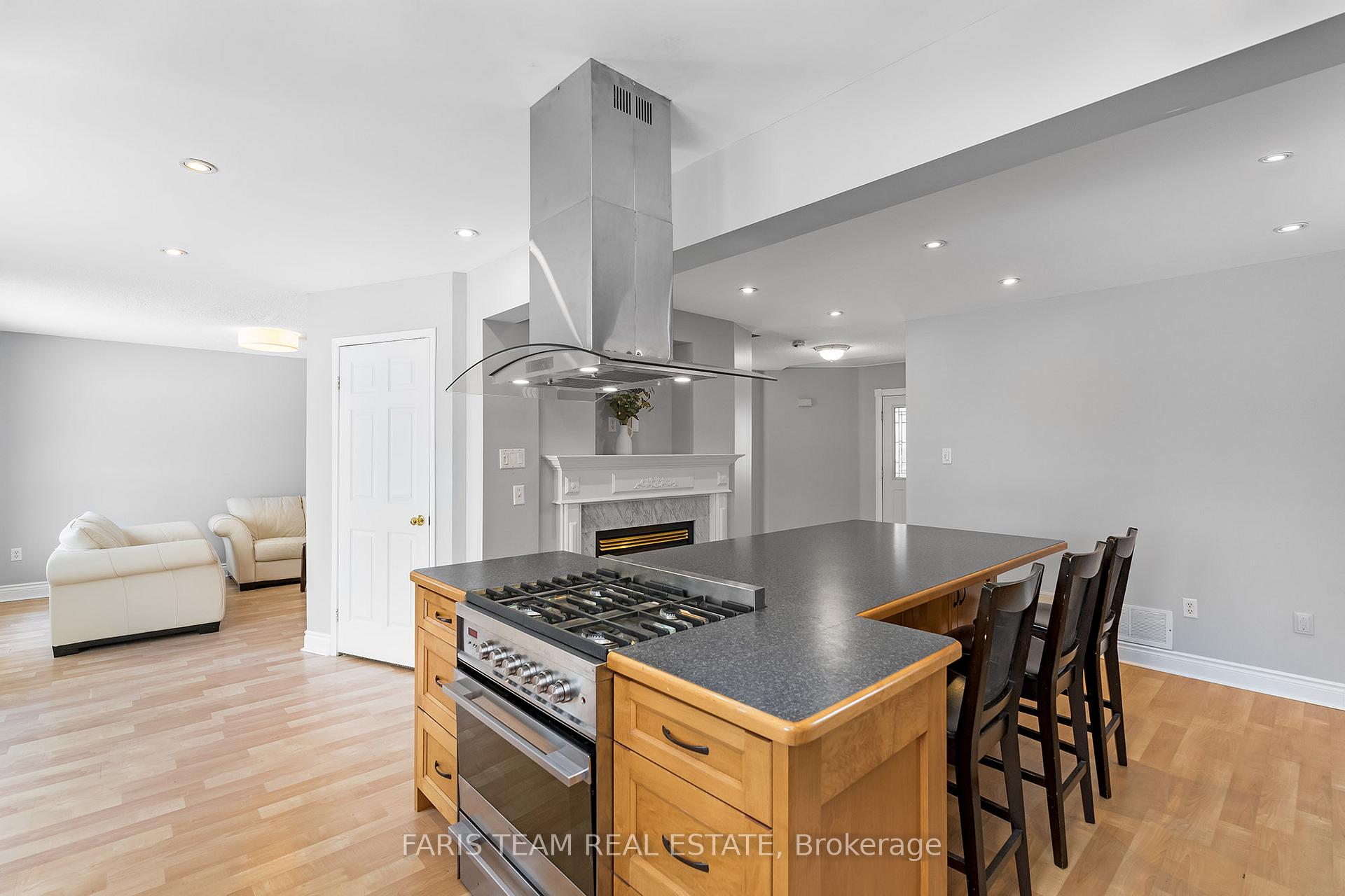 Photo 5 of 61 Taylor Drive, Barrie, Bayshore — HOMEH
