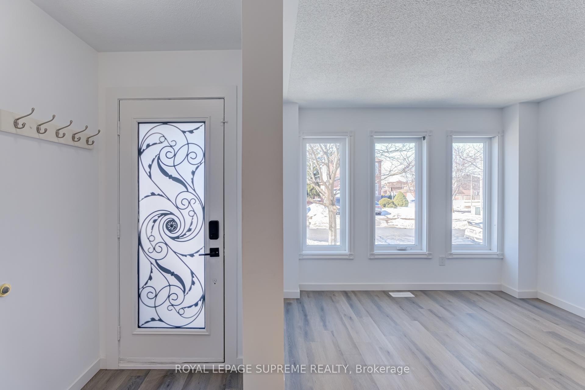 Photo 4 of 196 Matthew Drive, Vaughan, East Woodbridge — HOMEH
