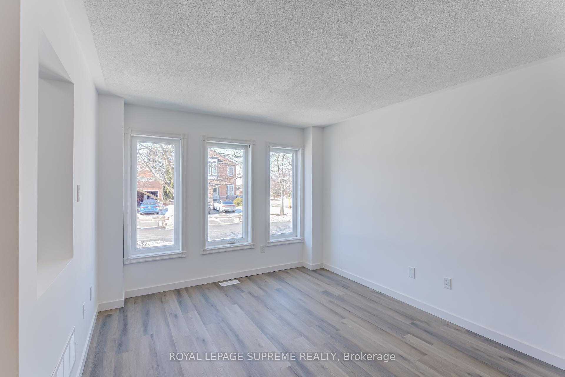 Photo 5 of 196 Matthew Drive, Vaughan, East Woodbridge — HOMEH