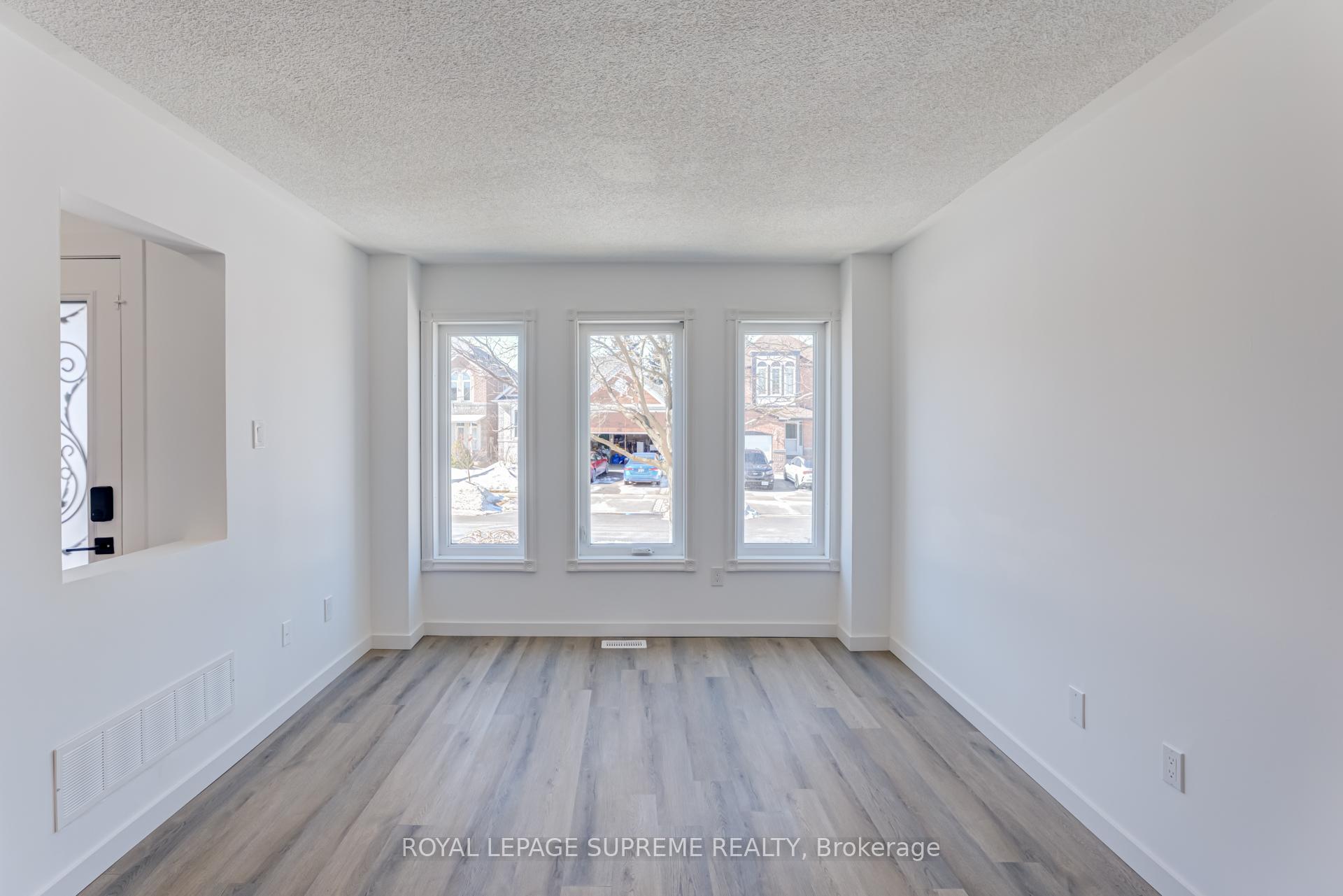 Photo 8 of 196 Matthew Drive, Vaughan, East Woodbridge — HOMEH