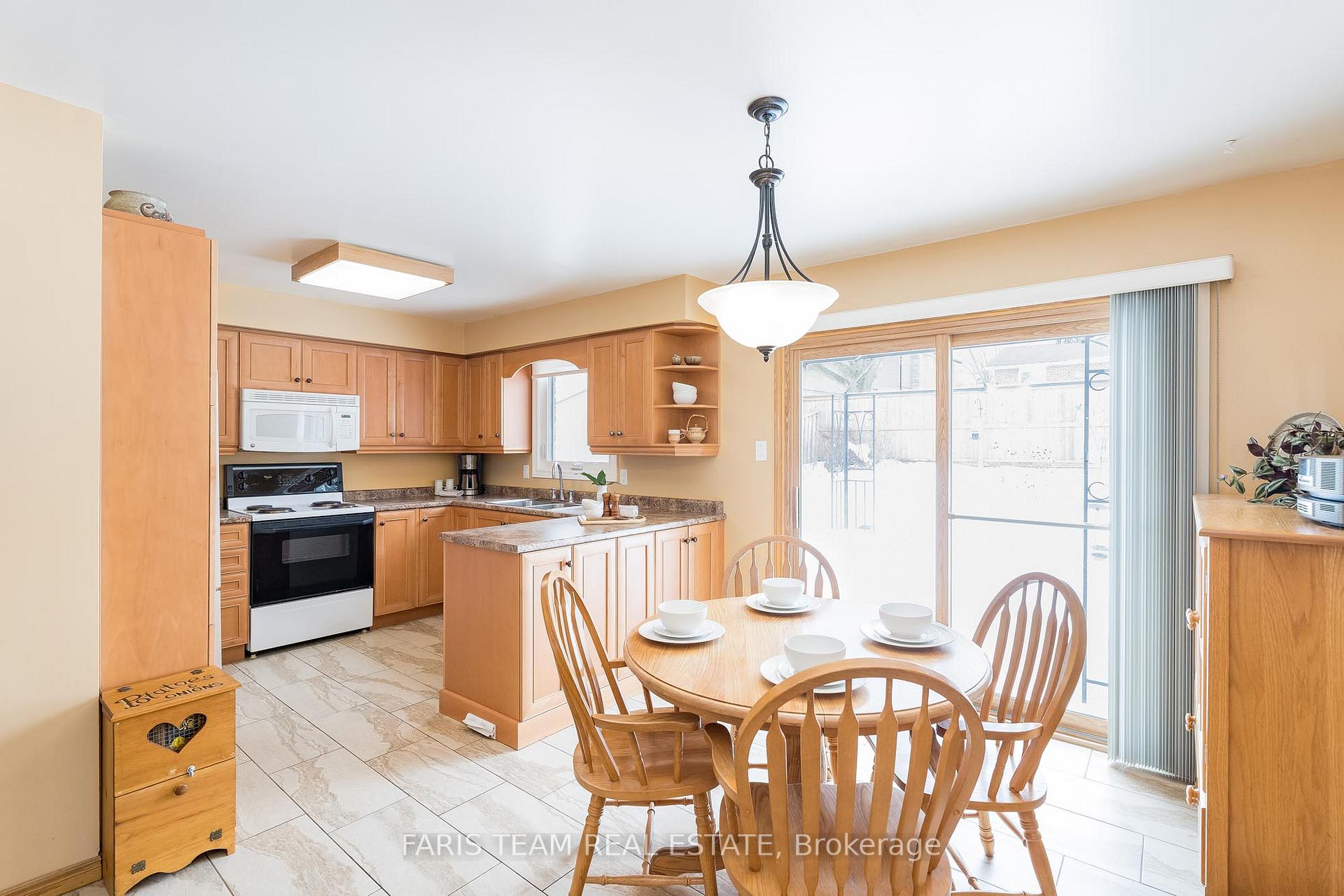 Photo 3 of 32 Trillium Crescent, Barrie, Allandale Heights — HOMEH