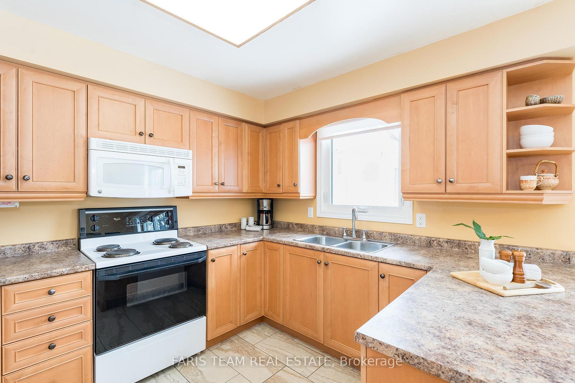 Photo 4 of 32 Trillium Crescent, Barrie, Allandale Heights — HOMEH