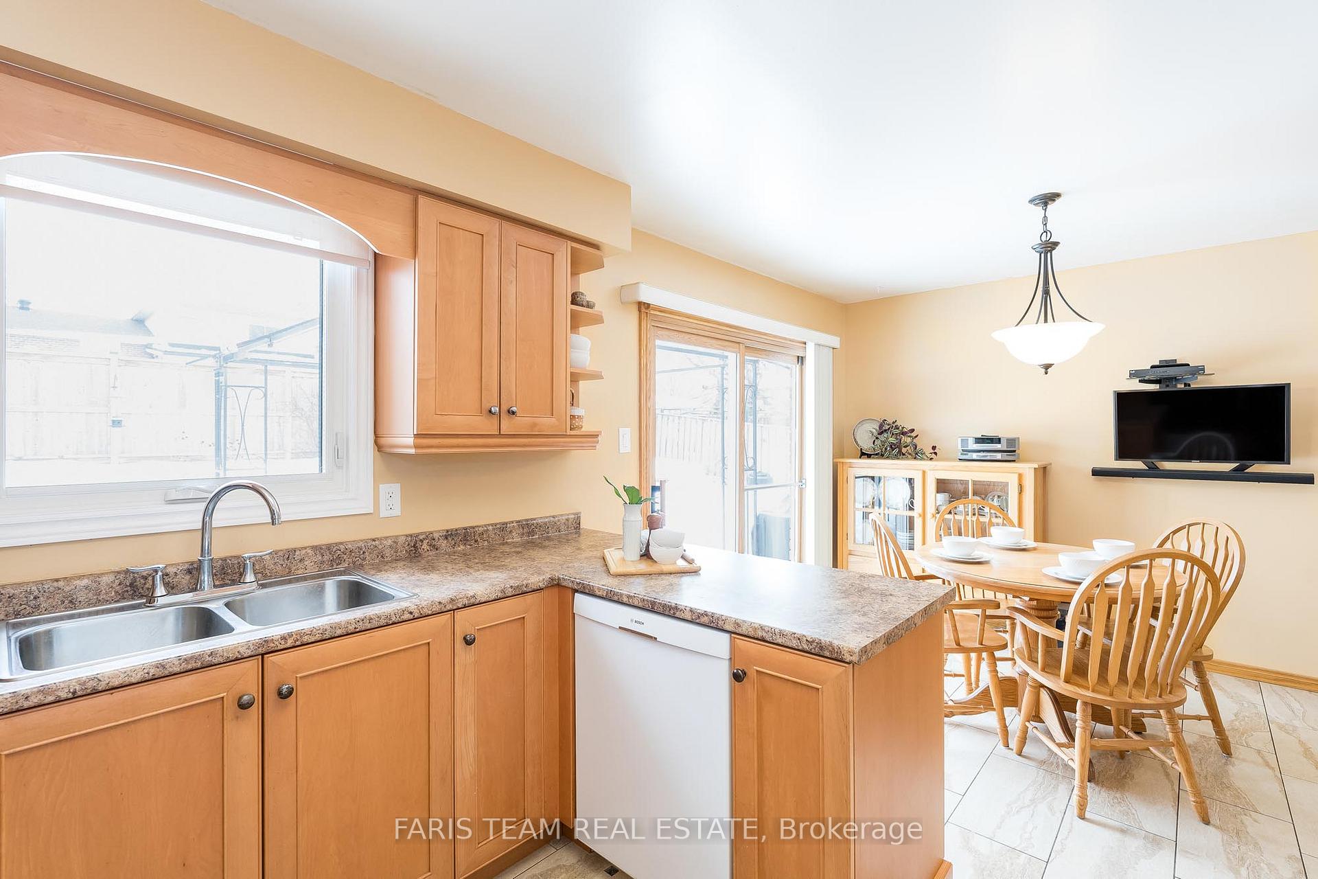 Photo 5 of 32 Trillium Crescent, Barrie, Allandale Heights — HOMEH