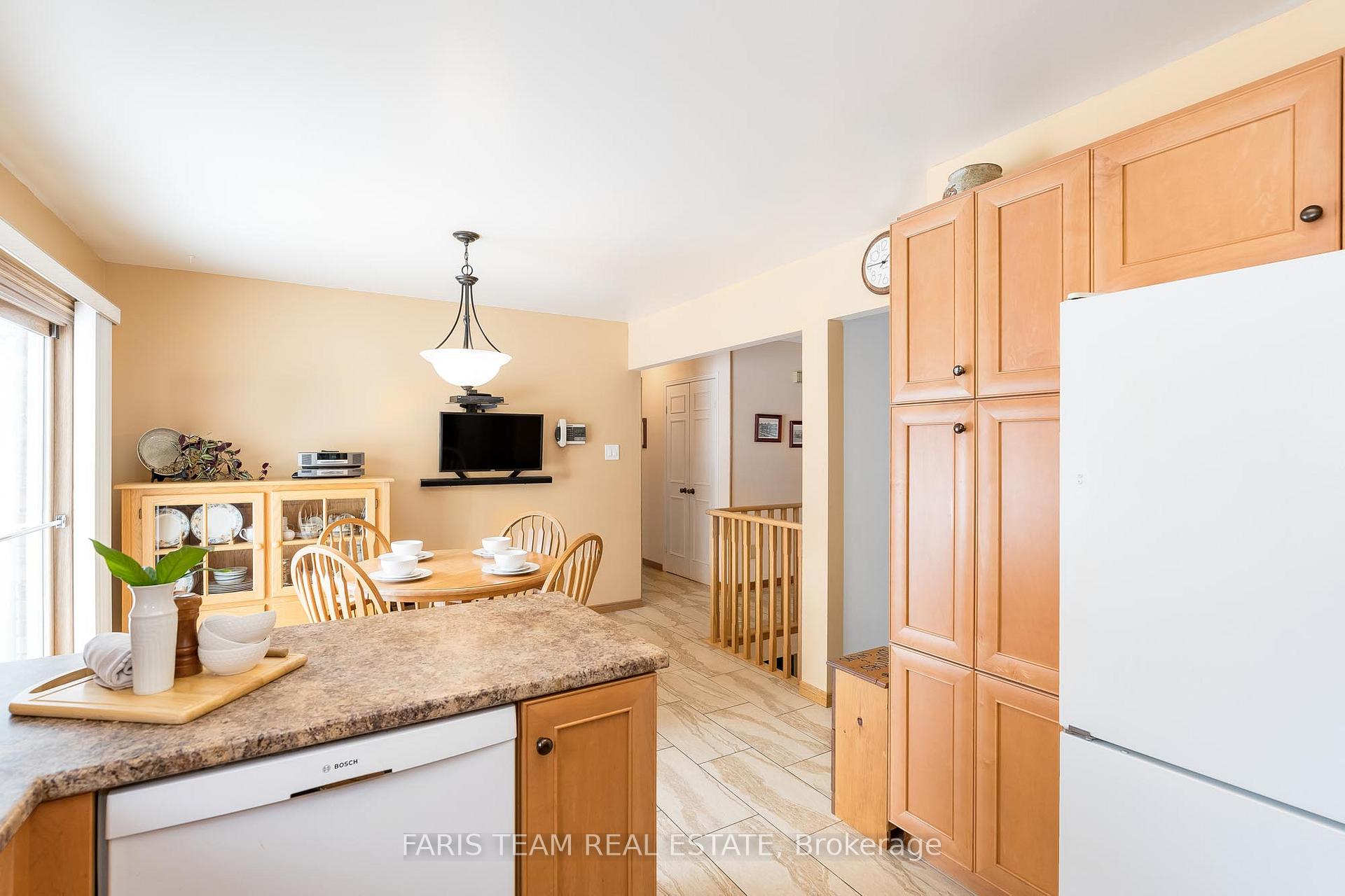 Photo 6 of 32 Trillium Crescent, Barrie, Allandale Heights — HOMEH
