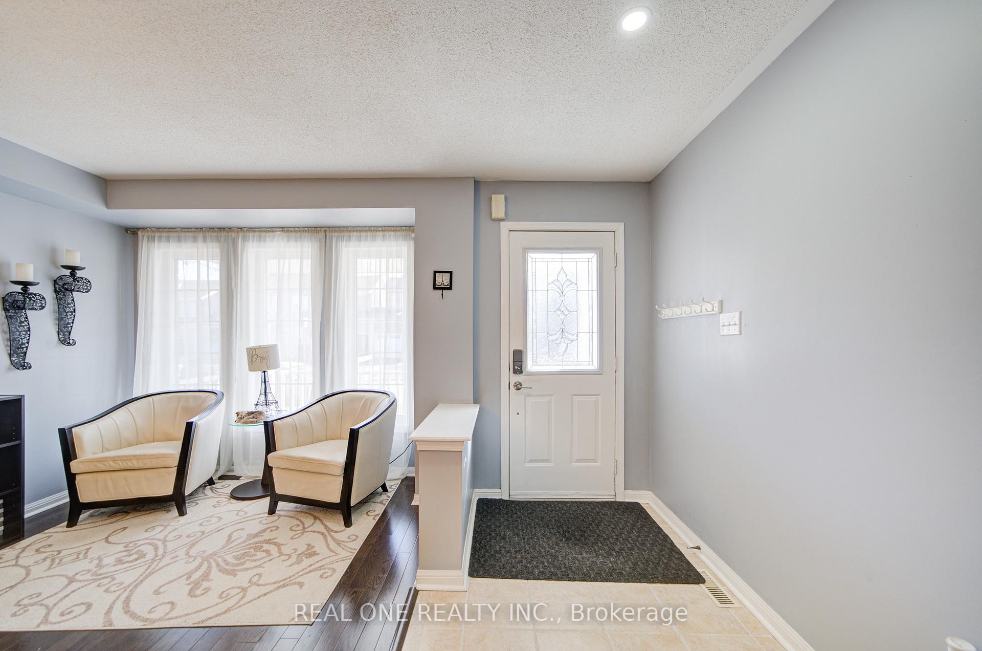 Photo 4 of 52 Succession Crescent, Barrie, Innis-Shore — HOMEH