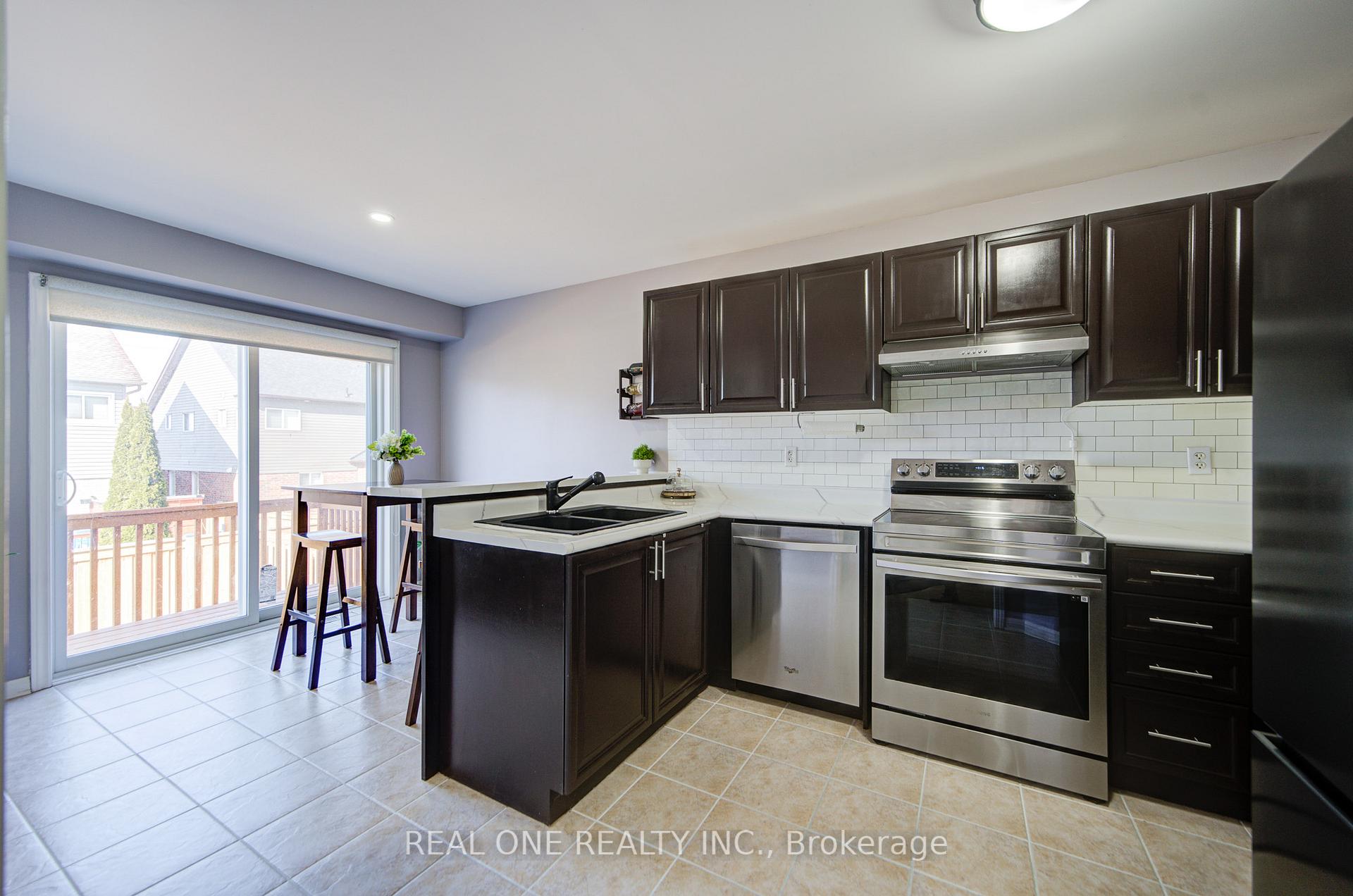 Photo 16 of 52 Succession Crescent, Barrie, Innis-Shore — HOMEH