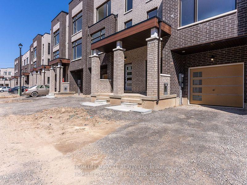 Photo 2 of 18 Queenpost Drive, Brampton, Credit Valley — HOMEH