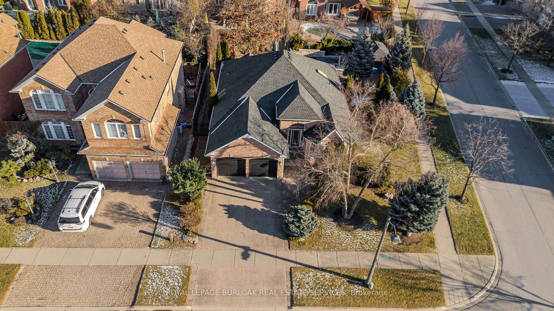 Photo 3 of 4098 Montrose Crescent, Burlington, Rose — HOMEH
