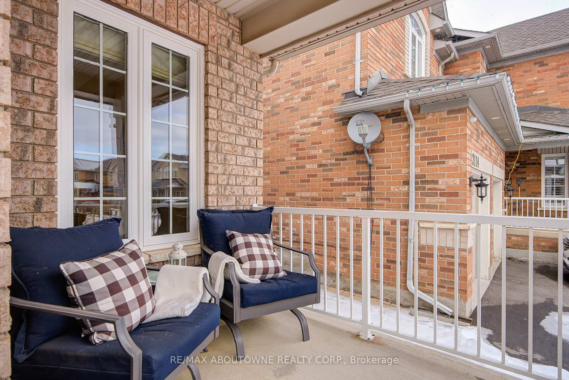 Photo 2 of 2116 Newell Crescent, Burlington, Orchard — HOMEH
