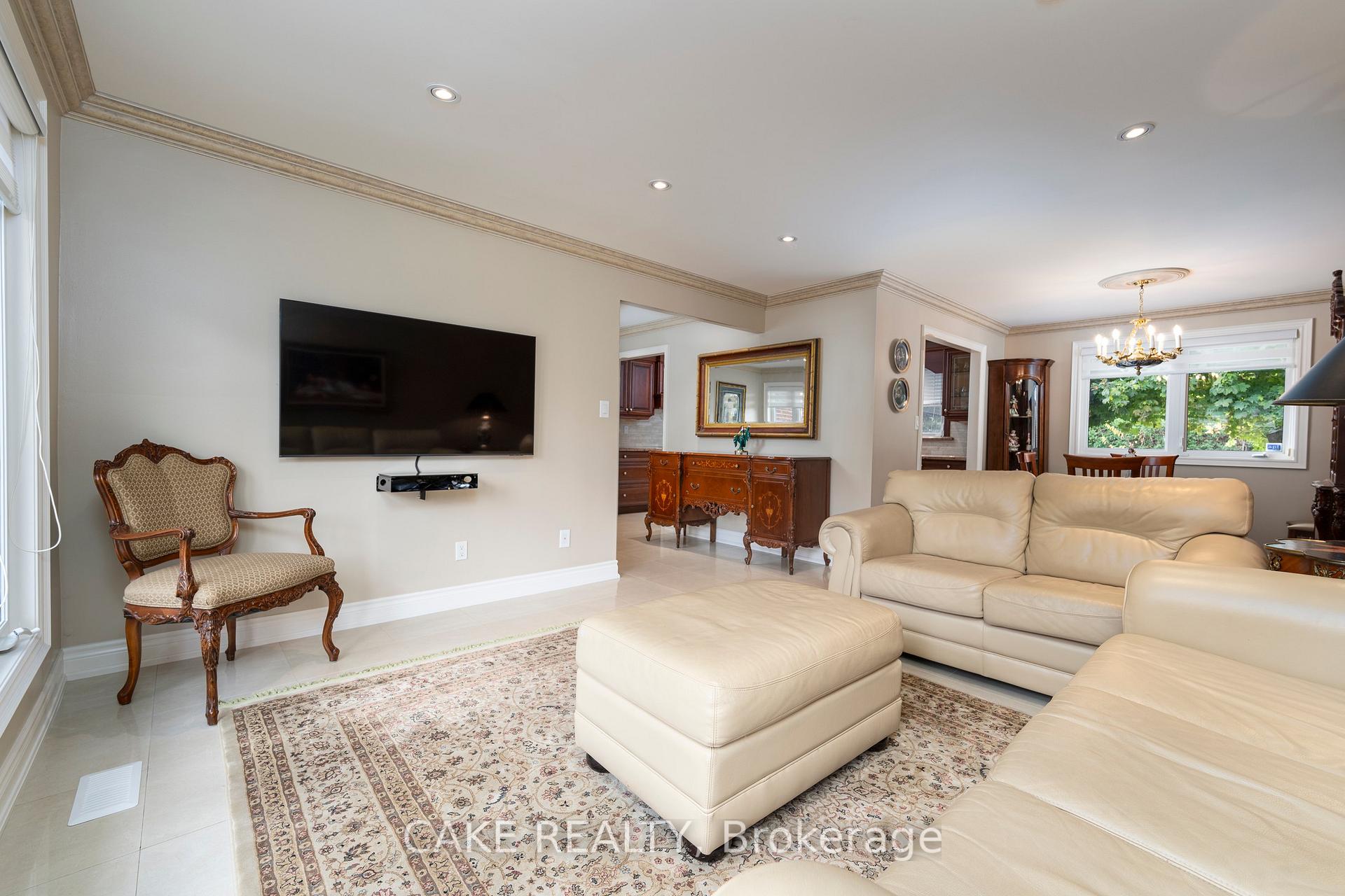 Photo 8 of 118 Donhill Crescent, Vaughan, Kleinburg — HOMEH
