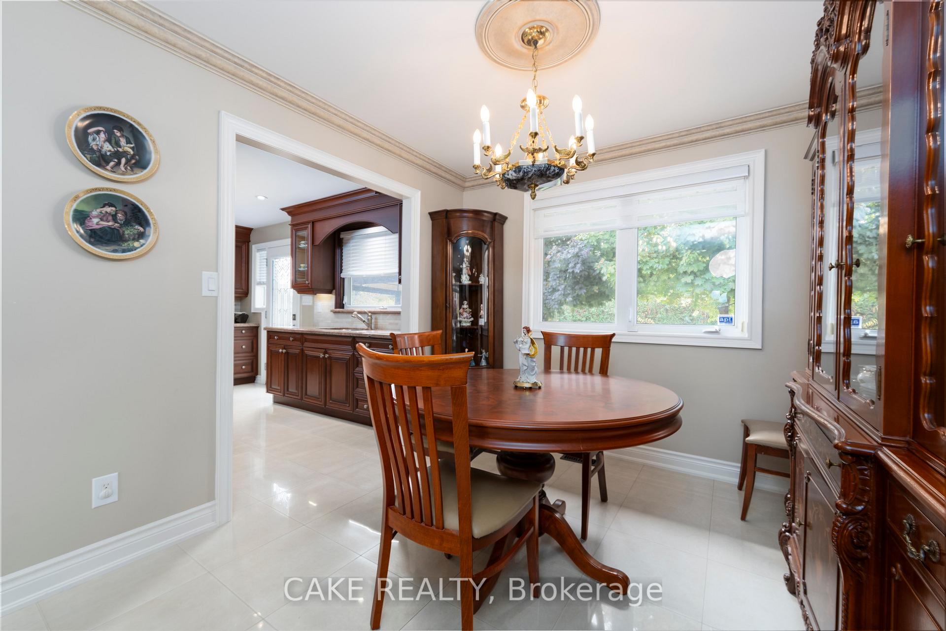 Photo 10 of 118 Donhill Crescent, Vaughan, Kleinburg — HOMEH