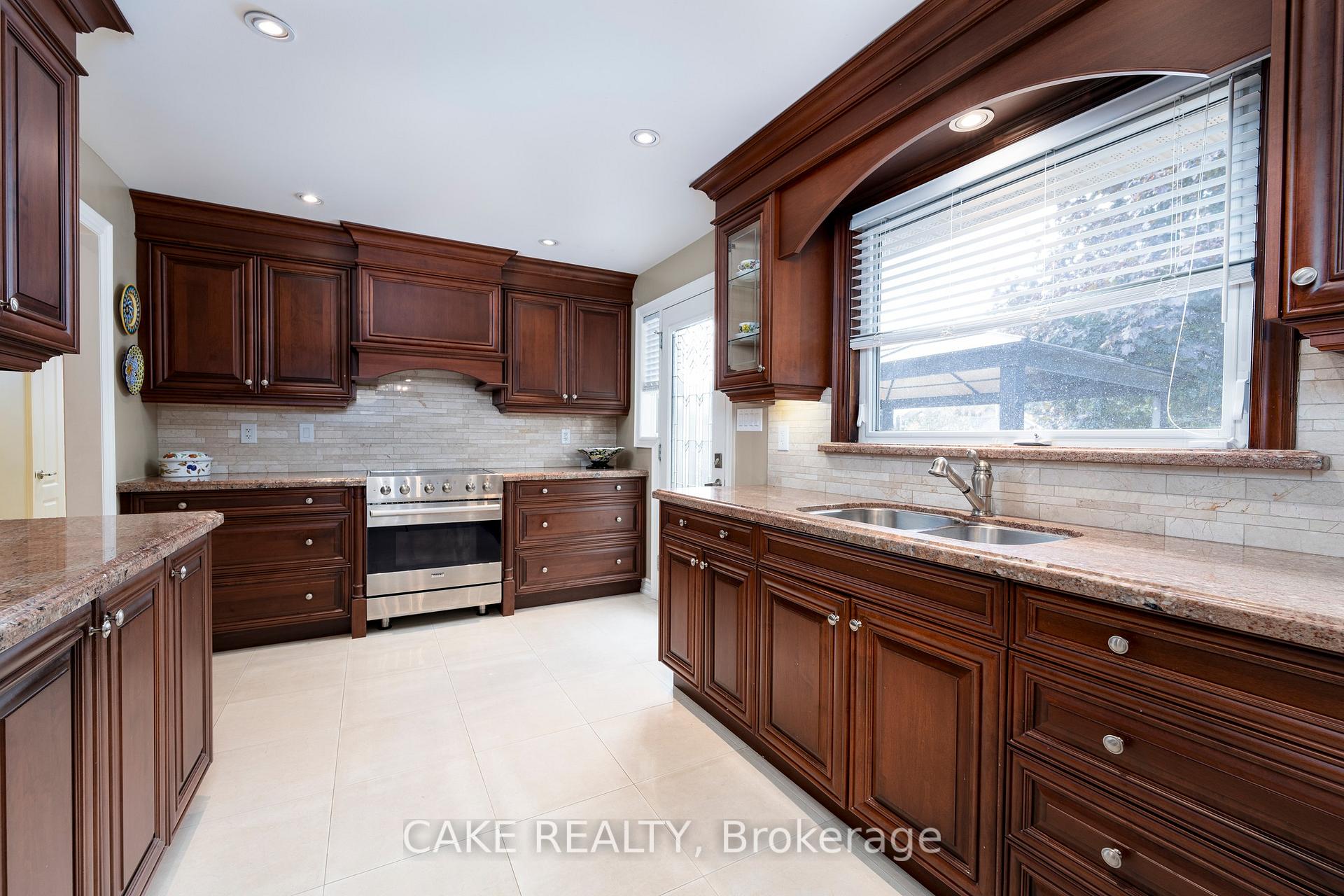 Photo 13 of 118 Donhill Crescent, Vaughan, Kleinburg — HOMEH