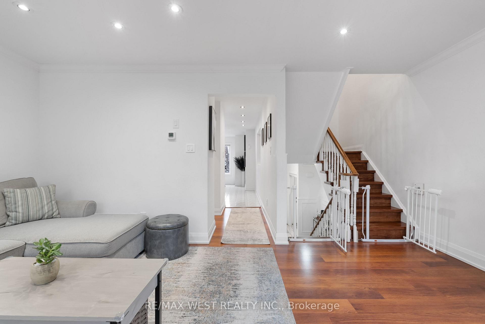 Photo 5 of 144 Kelso Crescent, Vaughan, Maple — HOMEH