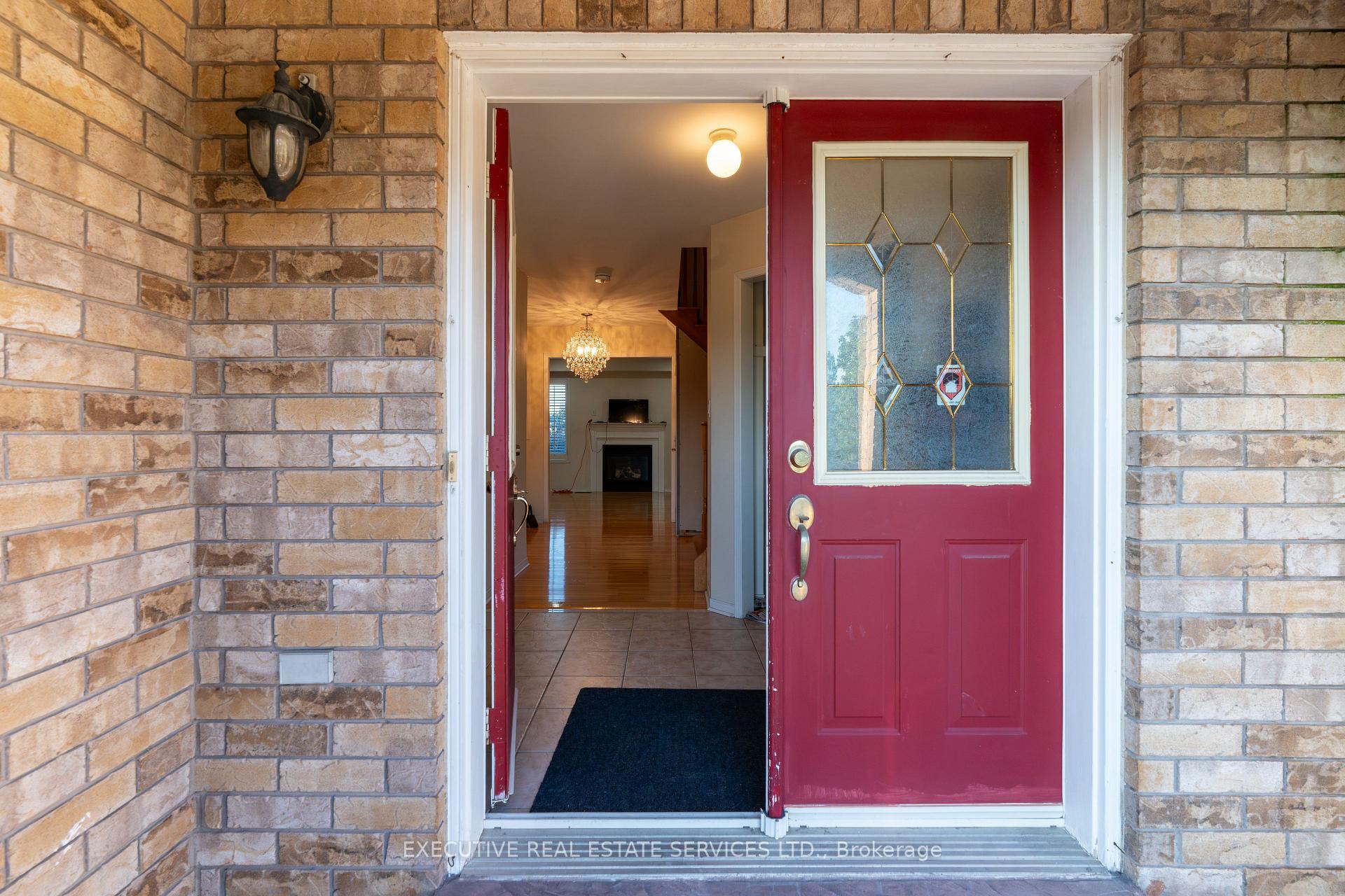 Photo 4 of 47 Beavervalley Drive, Brampton, Fletcher's Meadow — HOMEH