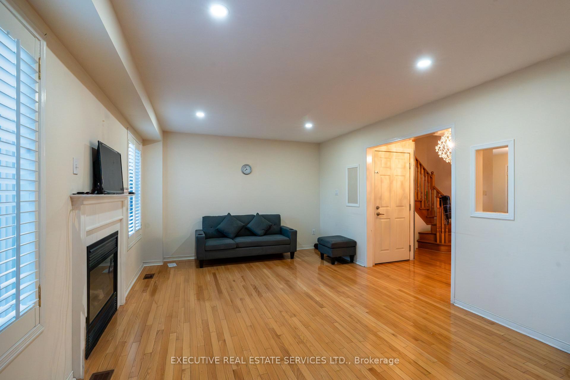 Photo 9 of 47 Beavervalley Drive, Brampton, Fletcher's Meadow — HOMEH